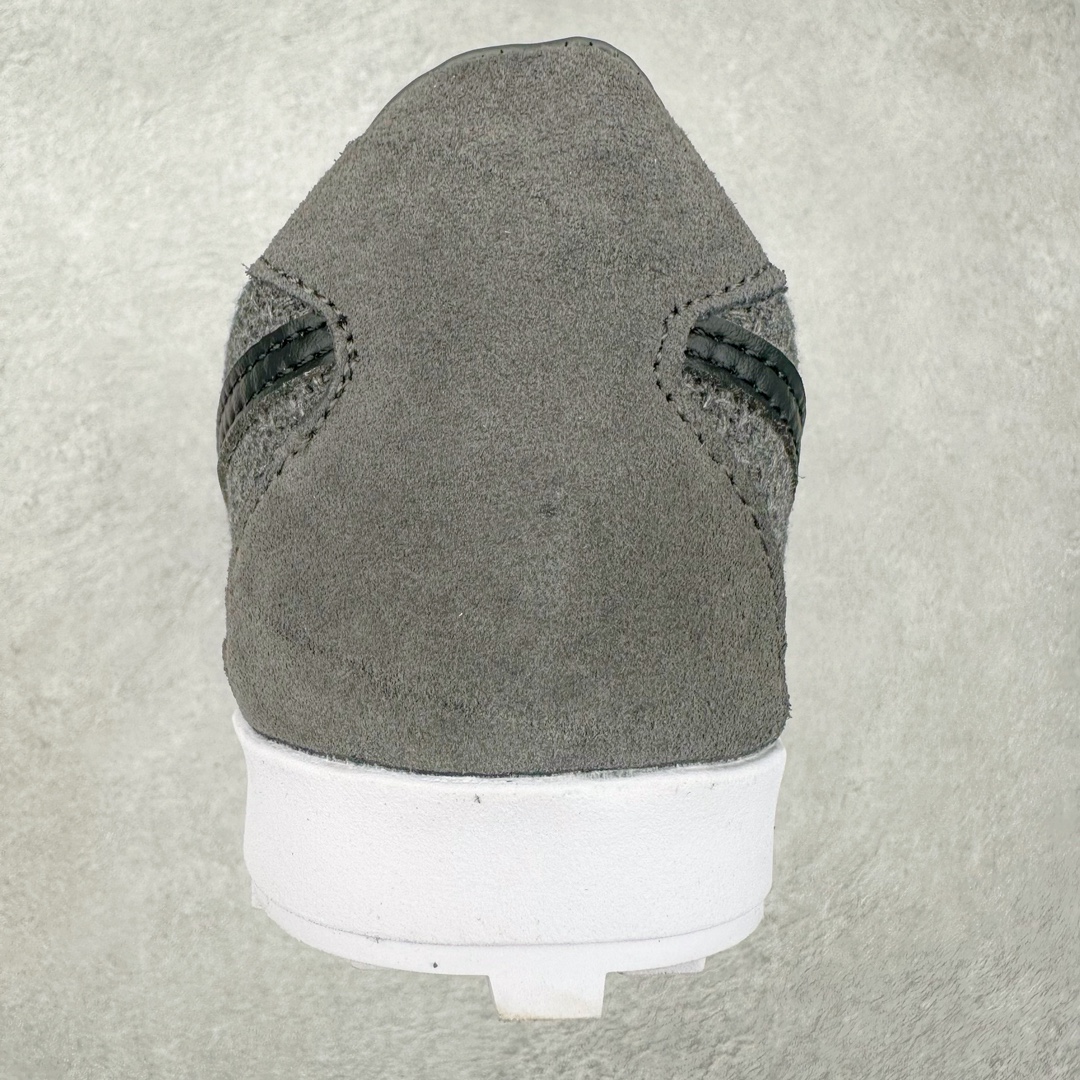 图片[8]-Bode x NK Astro Grabber SP 宇宙掠夺者系列低帮复古经典休闲运动鞋 FQ6892-100 复刻经典球鞋Astro Grabber，与美国男装品牌Bode联名合作，推出两款配色。鞋型符合当下流行趋势，彰显复古身份。复刻一定是球鞋圈绕不开的话题，最近几年 Nike 带回了不少经典球鞋，让不少老玩家欣喜。最近 Nike 挖掘自家档案库，让 1974 年首次发布的 Nike Astro Grabber 重回玩家视野，并且上来就是联名合作。这次合作是同美国新锐品牌 Bode 的联名，这个男装品牌凭借创造性的使用蕾丝桌布等日常材料而闻名。双方带来两款配色，先来看第一双米色款，鞋面由独特编织纹理覆盖，鞋带点缀有小配饰，整体营造出的氛围感十分清新。鞋型方面符合当下流行趋势，超薄中底与扁平鞋面彰显其复古身份。另一双更有复古味道，全黑色皮革鞋面好打理，同时有一种老鞋的感觉，与 1974 的 Nike Astro Grabber 极为相似。尺码：36 36.5 37.5 38 38.5 39 40 40.5 41 42 42.5 43 44 44.5 45-选品中心