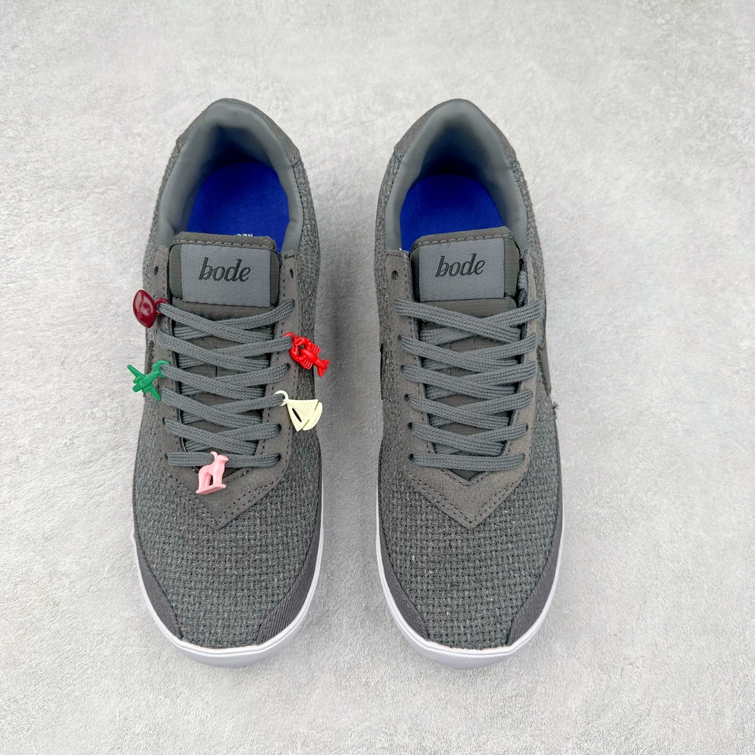 图片[2]-Bode x NK Astro Grabber SP 宇宙掠夺者系列低帮复古经典休闲运动鞋 FQ6892-100 复刻经典球鞋Astro Grabber，与美国男装品牌Bode联名合作，推出两款配色。鞋型符合当下流行趋势，彰显复古身份。复刻一定是球鞋圈绕不开的话题，最近几年 Nike 带回了不少经典球鞋，让不少老玩家欣喜。最近 Nike 挖掘自家档案库，让 1974 年首次发布的 Nike Astro Grabber 重回玩家视野，并且上来就是联名合作。这次合作是同美国新锐品牌 Bode 的联名，这个男装品牌凭借创造性的使用蕾丝桌布等日常材料而闻名。双方带来两款配色，先来看第一双米色款，鞋面由独特编织纹理覆盖，鞋带点缀有小配饰，整体营造出的氛围感十分清新。鞋型方面符合当下流行趋势，超薄中底与扁平鞋面彰显其复古身份。另一双更有复古味道，全黑色皮革鞋面好打理，同时有一种老鞋的感觉，与 1974 的 Nike Astro Grabber 极为相似。尺码：36 36.5 37.5 38 38.5 39 40 40.5 41 42 42.5 43 44 44.5 45-选品中心