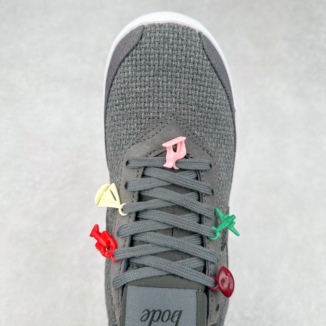 图片[4]-Bode x NK Astro Grabber SP 宇宙掠夺者系列低帮复古经典休闲运动鞋 FQ6892-100 复刻经典球鞋Astro Grabber，与美国男装品牌Bode联名合作，推出两款配色。鞋型符合当下流行趋势，彰显复古身份。复刻一定是球鞋圈绕不开的话题，最近几年 Nike 带回了不少经典球鞋，让不少老玩家欣喜。最近 Nike 挖掘自家档案库，让 1974 年首次发布的 Nike Astro Grabber 重回玩家视野，并且上来就是联名合作。这次合作是同美国新锐品牌 Bode 的联名，这个男装品牌凭借创造性的使用蕾丝桌布等日常材料而闻名。双方带来两款配色，先来看第一双米色款，鞋面由独特编织纹理覆盖，鞋带点缀有小配饰，整体营造出的氛围感十分清新。鞋型方面符合当下流行趋势，超薄中底与扁平鞋面彰显其复古身份。另一双更有复古味道，全黑色皮革鞋面好打理，同时有一种老鞋的感觉，与 1974 的 Nike Astro Grabber 极为相似。尺码：36 36.5 37.5 38 38.5 39 40 40.5 41 42 42.5 43 44 44.5 45-选品中心