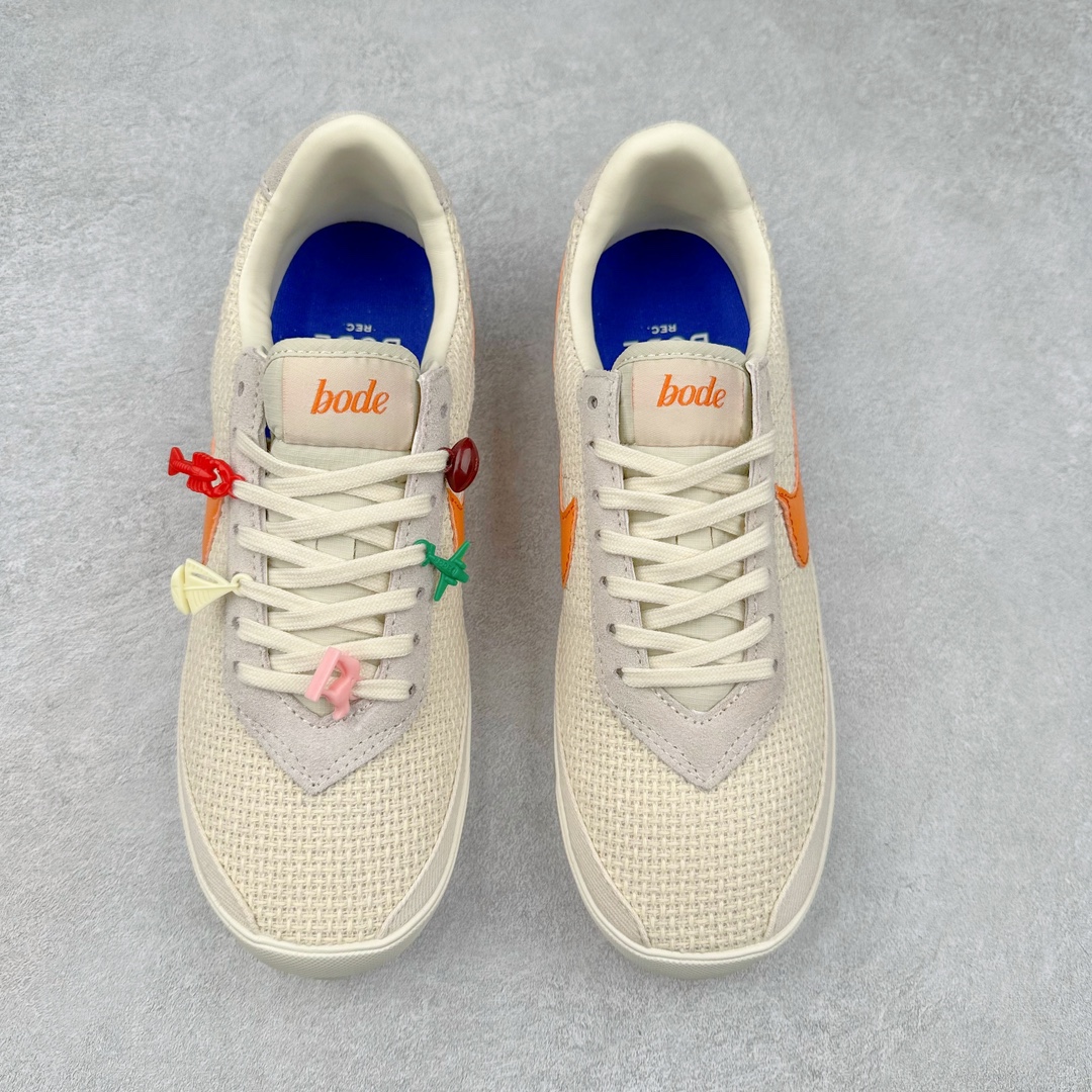 图片[2]-Bode x NK Astro Grabber SP 宇宙掠夺者系列低帮复古经典休闲运动鞋 FQ6892-101 复刻经典球鞋Astro Grabber，与美国男装品牌Bode联名合作，推出两款配色。鞋型符合当下流行趋势，彰显复古身份。复刻一定是球鞋圈绕不开的话题，最近几年 Nike 带回了不少经典球鞋，让不少老玩家欣喜。最近 Nike 挖掘自家档案库，让 1974 年首次发布的 Nike Astro Grabber 重回玩家视野，并且上来就是联名合作。这次合作是同美国新锐品牌 Bode 的联名，这个男装品牌凭借创造性的使用蕾丝桌布等日常材料而闻名。双方带来两款配色，先来看第一双米色款，鞋面由独特编织纹理覆盖，鞋带点缀有小配饰，整体营造出的氛围感十分清新。鞋型方面符合当下流行趋势，超薄中底与扁平鞋面彰显其复古身份。另一双更有复古味道，全黑色皮革鞋面好打理，同时有一种老鞋的感觉，与 1974 的 Nike Astro Grabber 极为相似。尺码：36 36.5 37.5 38 38.5 39 40 40.5 41 42 42.5 43 44 44.5 45-选品中心