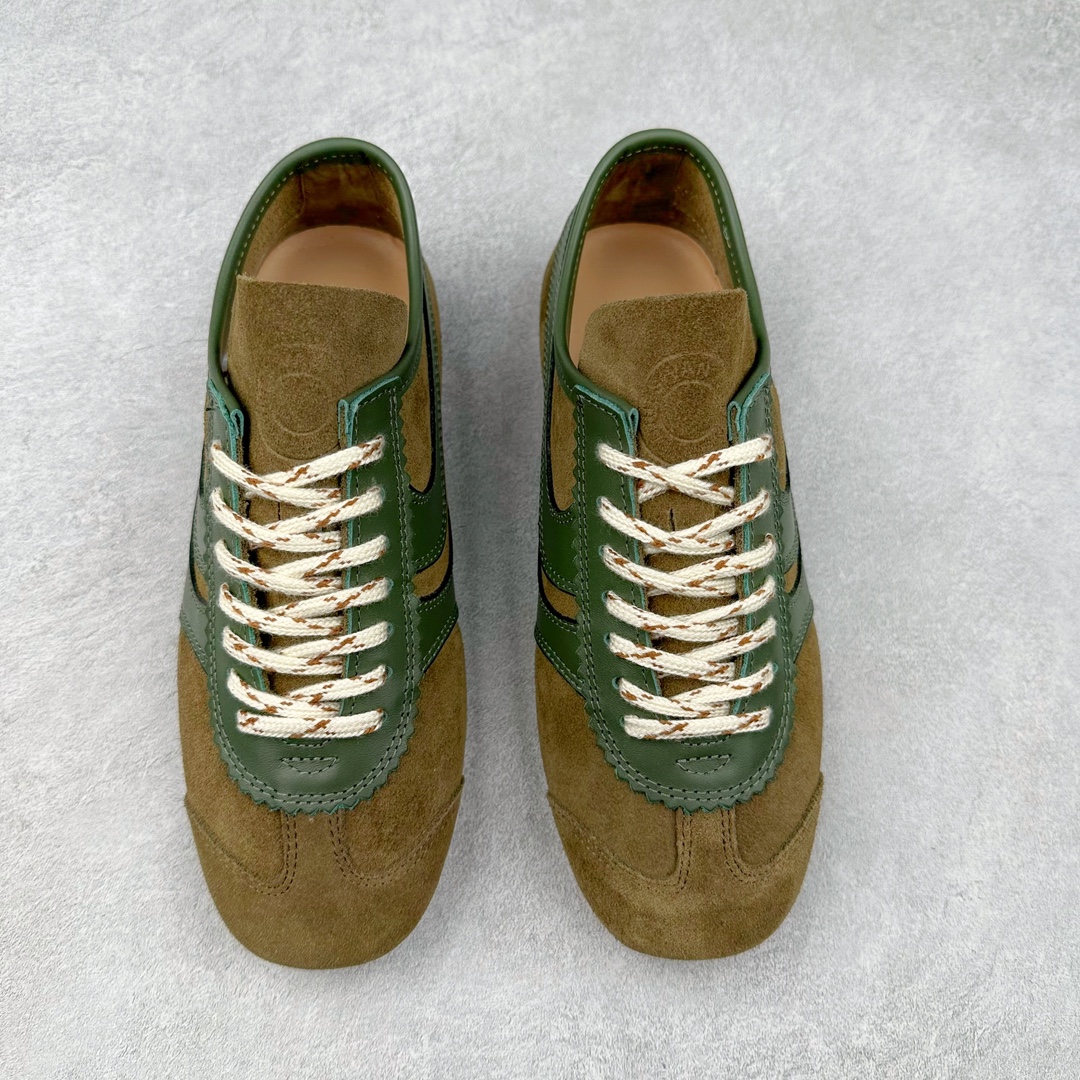 图片[2]-Dries Van Noten小众DVN复古 德训鞋 情侣款 马拉松 休闲 运动鞋 原版购入开发 做货 DVN运动鞋 设计师通过改造、扭曲和颠覆经典元素，打造出实用而富有设计感实穿的运动鞋履。新一季的麂皮运动鞋，灵感来源于70年代的马拉松竞技运动。鞋型以马拉松运动鞋为设计原型，搭配极具生命力色彩的绿色、红色、橙色等 DVN代表性的色彩，鞋面由麂皮、柔软牛皮等材质拼接而成，并搭配今年流行的尼龙扭绳鞋带，实用性与时尚性得到完美的平衡 配送专柜精美包装🛍📦 ▪️ 面料：原版进口绒面麂皮 ▪️ 内里：原版进口柔软皮里 ▪️ 鞋底：原版开模防滑生胶材质 ▪️ 底厚：2CM ▪️ 尺码： 女款35-40 / 男款39-45-选品中心