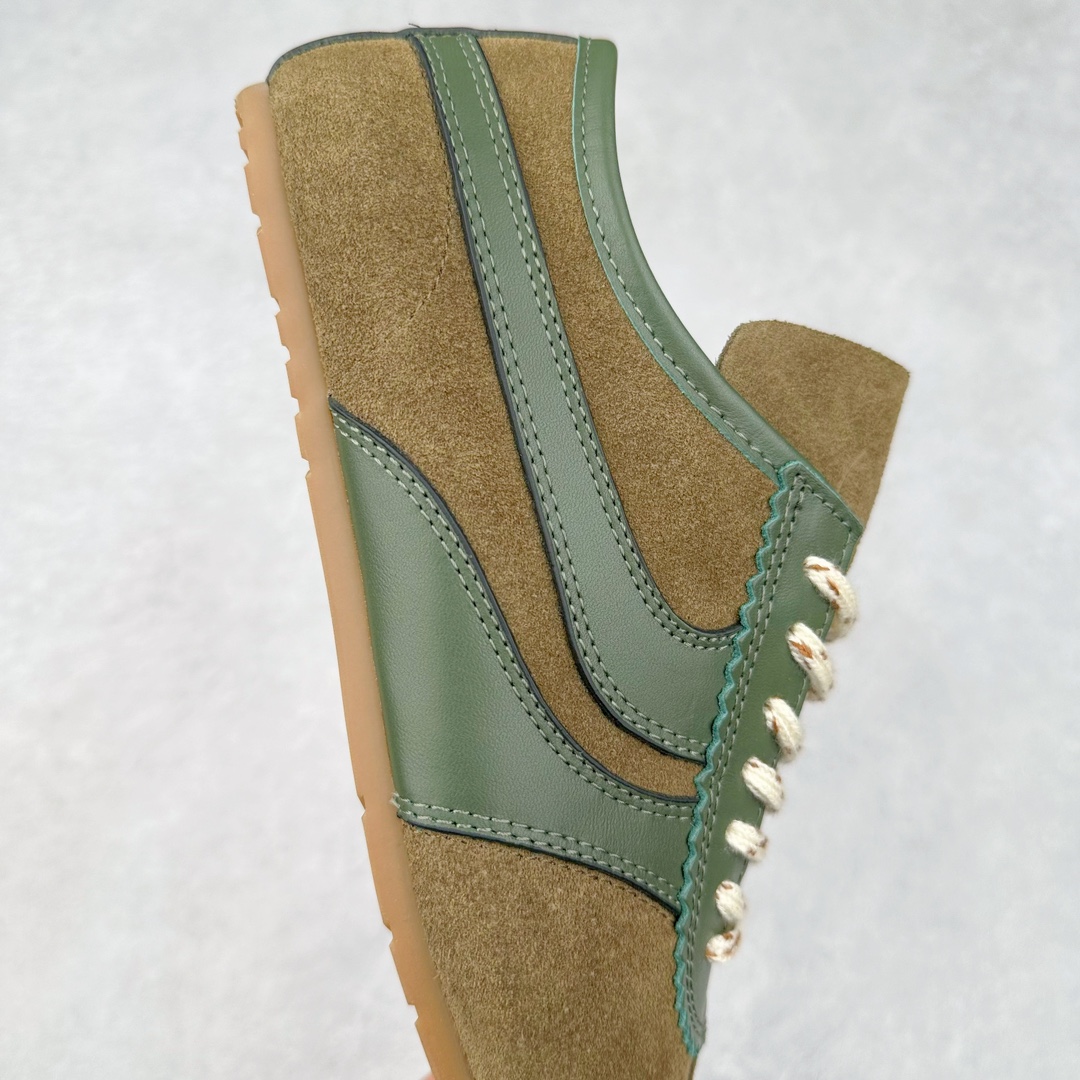 图片[6]-Dries Van Noten小众DVN复古 德训鞋 情侣款 马拉松 休闲 运动鞋 原版购入开发 做货 DVN运动鞋 设计师通过改造、扭曲和颠覆经典元素，打造出实用而富有设计感实穿的运动鞋履。新一季的麂皮运动鞋，灵感来源于70年代的马拉松竞技运动。鞋型以马拉松运动鞋为设计原型，搭配极具生命力色彩的绿色、红色、橙色等 DVN代表性的色彩，鞋面由麂皮、柔软牛皮等材质拼接而成，并搭配今年流行的尼龙扭绳鞋带，实用性与时尚性得到完美的平衡 配送专柜精美包装🛍📦 ▪️ 面料：原版进口绒面麂皮 ▪️ 内里：原版进口柔软皮里 ▪️ 鞋底：原版开模防滑生胶材质 ▪️ 底厚：2CM ▪️ 尺码： 女款35-40 / 男款39-45-选品中心