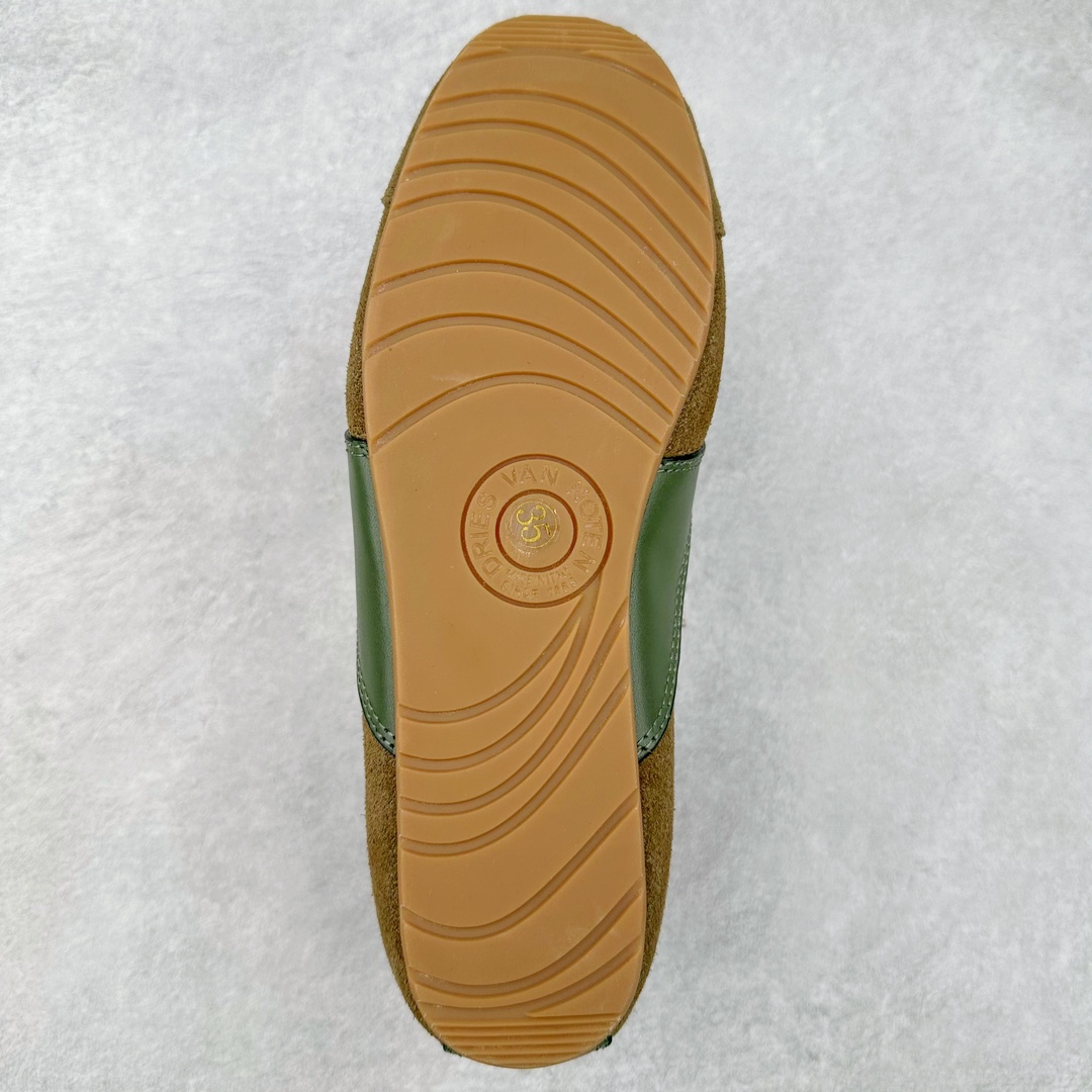 图片[9]-Dries Van Noten小众DVN复古 德训鞋 情侣款 马拉松 休闲 运动鞋 原版购入开发 做货 DVN运动鞋 设计师通过改造、扭曲和颠覆经典元素，打造出实用而富有设计感实穿的运动鞋履。新一季的麂皮运动鞋，灵感来源于70年代的马拉松竞技运动。鞋型以马拉松运动鞋为设计原型，搭配极具生命力色彩的绿色、红色、橙色等 DVN代表性的色彩，鞋面由麂皮、柔软牛皮等材质拼接而成，并搭配今年流行的尼龙扭绳鞋带，实用性与时尚性得到完美的平衡 配送专柜精美包装🛍📦 ▪️ 面料：原版进口绒面麂皮 ▪️ 内里：原版进口柔软皮里 ▪️ 鞋底：原版开模防滑生胶材质 ▪️ 底厚：2CM ▪️ 尺码： 女款35-40 / 男款39-45-选品中心