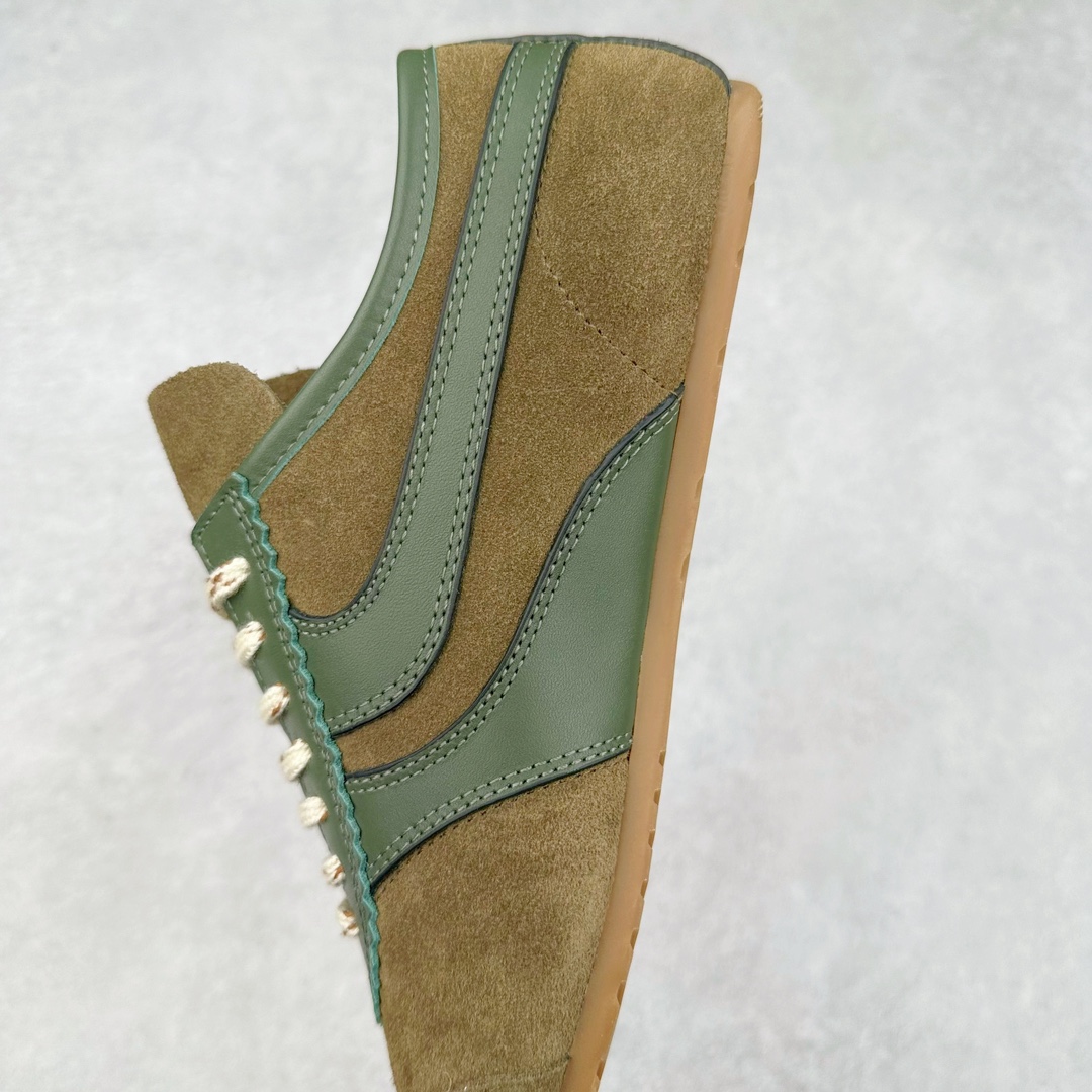 图片[7]-Dries Van Noten小众DVN复古 德训鞋 情侣款 马拉松 休闲 运动鞋 原版购入开发 做货 DVN运动鞋 设计师通过改造、扭曲和颠覆经典元素，打造出实用而富有设计感实穿的运动鞋履。新一季的麂皮运动鞋，灵感来源于70年代的马拉松竞技运动。鞋型以马拉松运动鞋为设计原型，搭配极具生命力色彩的绿色、红色、橙色等 DVN代表性的色彩，鞋面由麂皮、柔软牛皮等材质拼接而成，并搭配今年流行的尼龙扭绳鞋带，实用性与时尚性得到完美的平衡 配送专柜精美包装🛍📦 ▪️ 面料：原版进口绒面麂皮 ▪️ 内里：原版进口柔软皮里 ▪️ 鞋底：原版开模防滑生胶材质 ▪️ 底厚：2CM ▪️ 尺码： 女款35-40 / 男款39-45-选品中心