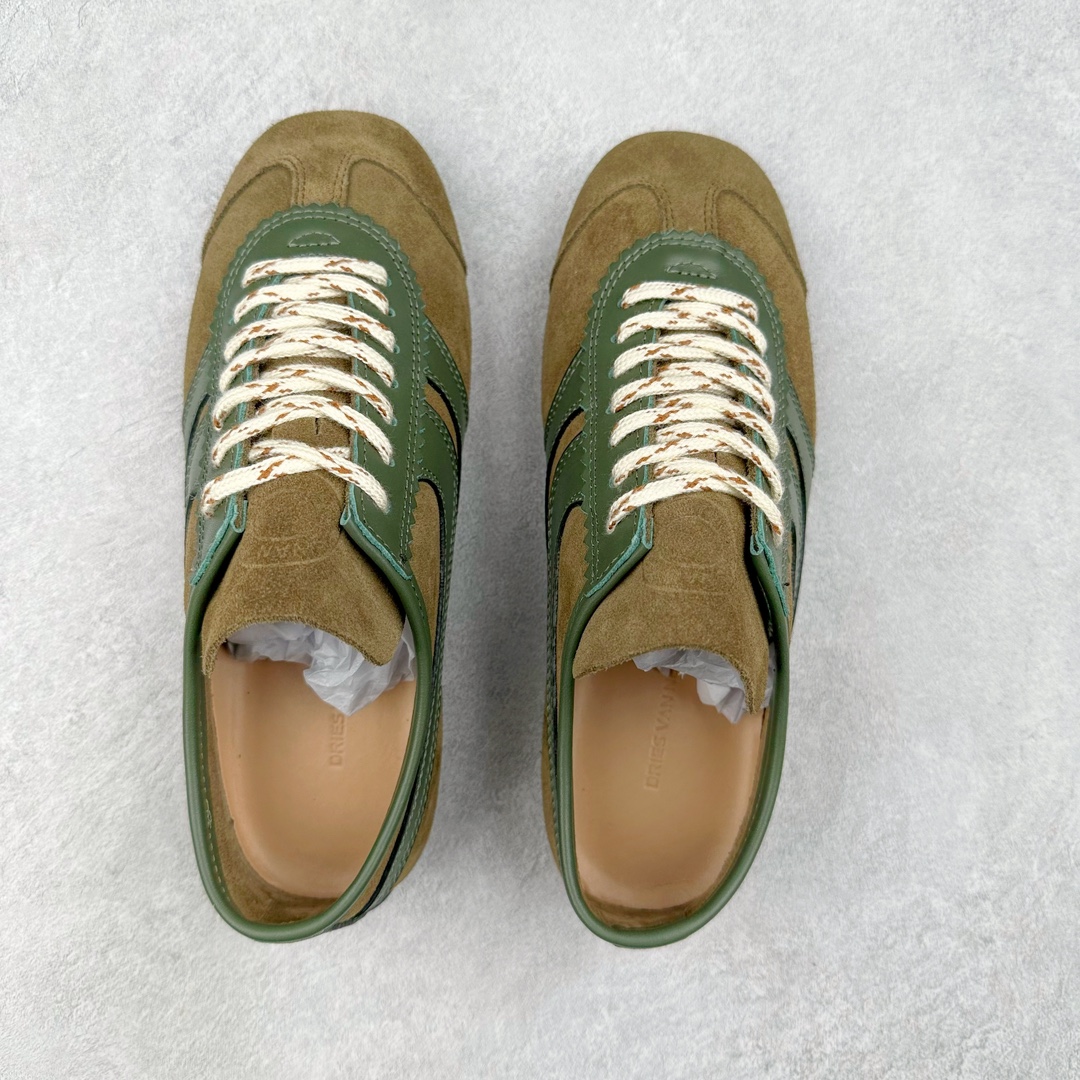 图片[3]-Dries Van Noten小众DVN复古 德训鞋 情侣款 马拉松 休闲 运动鞋 原版购入开发 做货 DVN运动鞋 设计师通过改造、扭曲和颠覆经典元素，打造出实用而富有设计感实穿的运动鞋履。新一季的麂皮运动鞋，灵感来源于70年代的马拉松竞技运动。鞋型以马拉松运动鞋为设计原型，搭配极具生命力色彩的绿色、红色、橙色等 DVN代表性的色彩，鞋面由麂皮、柔软牛皮等材质拼接而成，并搭配今年流行的尼龙扭绳鞋带，实用性与时尚性得到完美的平衡 配送专柜精美包装🛍📦 ▪️ 面料：原版进口绒面麂皮 ▪️ 内里：原版进口柔软皮里 ▪️ 鞋底：原版开模防滑生胶材质 ▪️ 底厚：2CM ▪️ 尺码： 女款35-40 / 男款39-45-选品中心