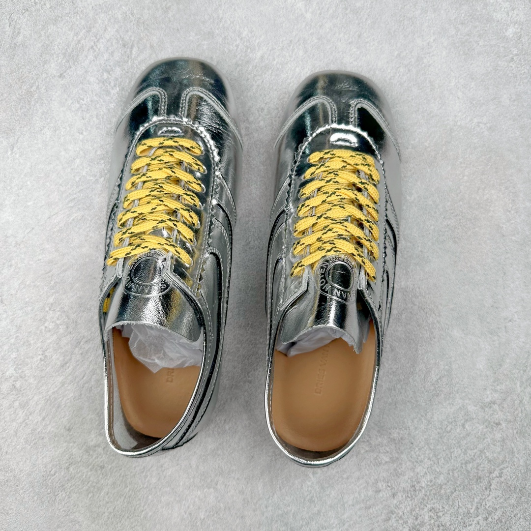 图片[3]-Dries Van Noten小众DVN复古 德训鞋 情侣款 马拉松 休闲 运动鞋 原版购入开发 做货 DVN运动鞋 设计师通过改造、扭曲和颠覆经典元素，打造出实用而富有设计感实穿的运动鞋履。新一季的麂皮运动鞋，灵感来源于70年代的马拉松竞技运动。鞋型以马拉松运动鞋为设计原型，搭配极具生命力色彩的绿色、红色、橙色等 DVN代表性的色彩，鞋面由麂皮、柔软牛皮等材质拼接而成，并搭配今年流行的尼龙扭绳鞋带，实用性与时尚性得到完美的平衡 配送专柜精美包装🛍📦 ▪️ 面料：原版进口绒面麂皮 ▪️ 内里：原版进口柔软皮里 ▪️ 鞋底：原版开模防滑生胶材质 ▪️ 底厚：2CM ▪️ 尺码： 女款35-40 / 男款39-45-选品中心