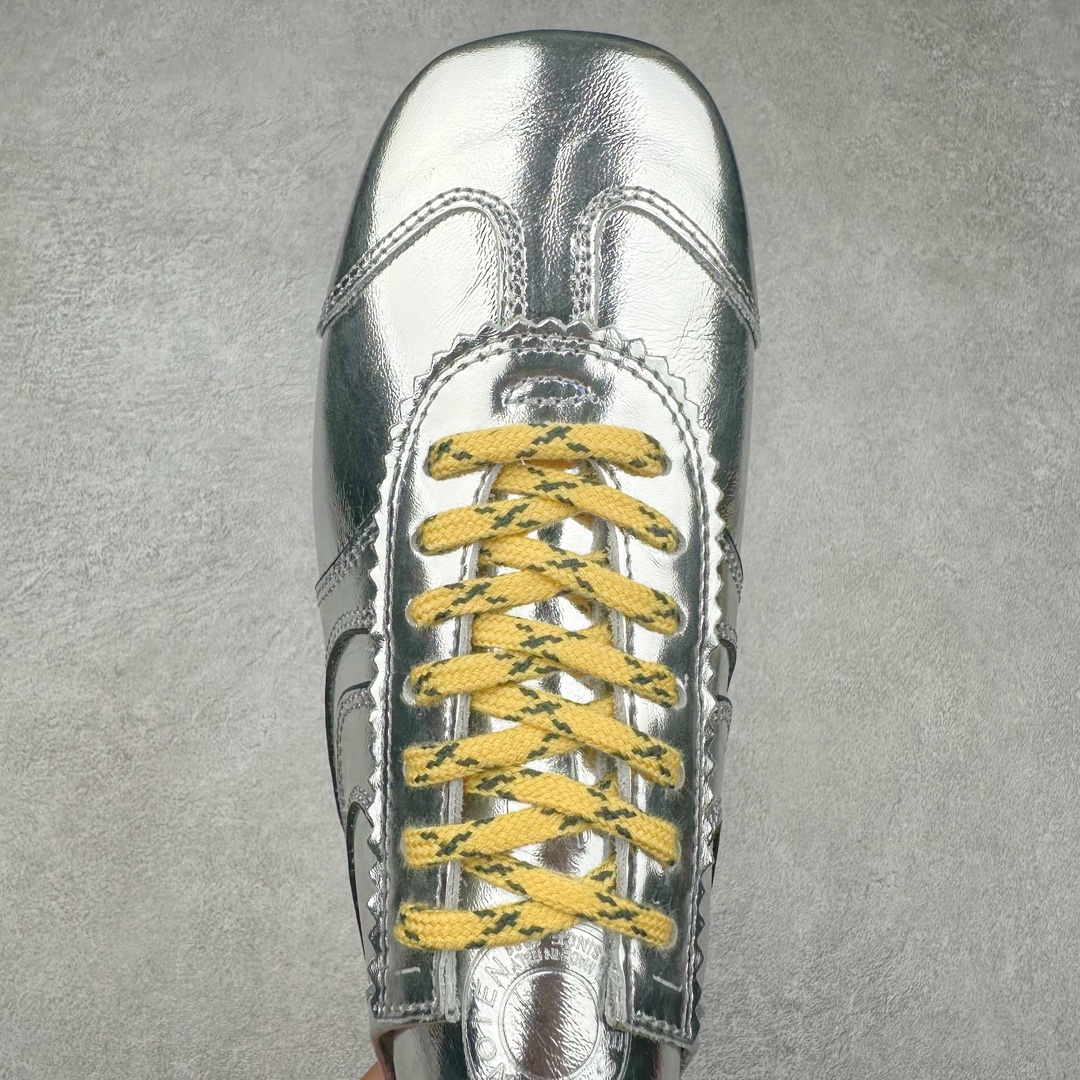 图片[4]-Dries Van Noten小众DVN复古 德训鞋 情侣款 马拉松 休闲 运动鞋 原版购入开发 做货 DVN运动鞋 设计师通过改造、扭曲和颠覆经典元素，打造出实用而富有设计感实穿的运动鞋履。新一季的麂皮运动鞋，灵感来源于70年代的马拉松竞技运动。鞋型以马拉松运动鞋为设计原型，搭配极具生命力色彩的绿色、红色、橙色等 DVN代表性的色彩，鞋面由麂皮、柔软牛皮等材质拼接而成，并搭配今年流行的尼龙扭绳鞋带，实用性与时尚性得到完美的平衡 配送专柜精美包装🛍📦 ▪️ 面料：原版进口绒面麂皮 ▪️ 内里：原版进口柔软皮里 ▪️ 鞋底：原版开模防滑生胶材质 ▪️ 底厚：2CM ▪️ 尺码： 女款35-40 / 男款39-45-选品中心