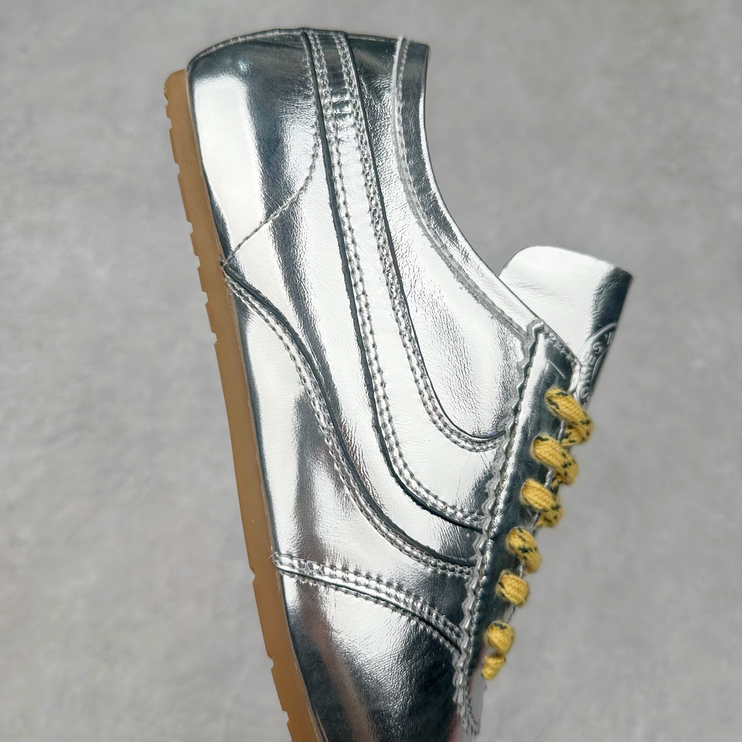 图片[6]-Dries Van Noten小众DVN复古 德训鞋 情侣款 马拉松 休闲 运动鞋 原版购入开发 做货 DVN运动鞋 设计师通过改造、扭曲和颠覆经典元素，打造出实用而富有设计感实穿的运动鞋履。新一季的麂皮运动鞋，灵感来源于70年代的马拉松竞技运动。鞋型以马拉松运动鞋为设计原型，搭配极具生命力色彩的绿色、红色、橙色等 DVN代表性的色彩，鞋面由麂皮、柔软牛皮等材质拼接而成，并搭配今年流行的尼龙扭绳鞋带，实用性与时尚性得到完美的平衡 配送专柜精美包装🛍📦 ▪️ 面料：原版进口绒面麂皮 ▪️ 内里：原版进口柔软皮里 ▪️ 鞋底：原版开模防滑生胶材质 ▪️ 底厚：2CM ▪️ 尺码： 女款35-40 / 男款39-45-选品中心