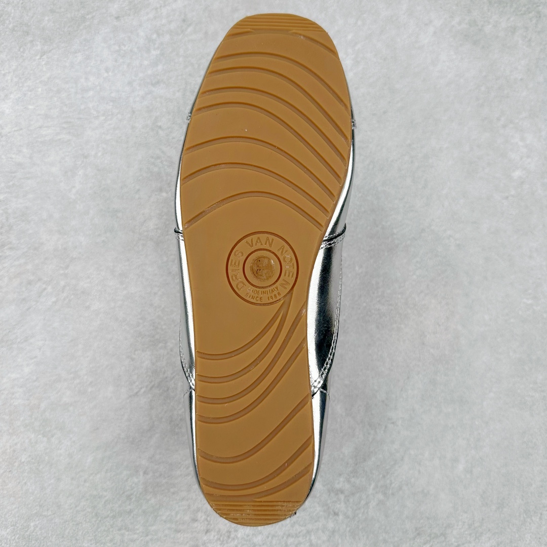 图片[9]-Dries Van Noten小众DVN复古 德训鞋 情侣款 马拉松 休闲 运动鞋 原版购入开发 做货 DVN运动鞋 设计师通过改造、扭曲和颠覆经典元素，打造出实用而富有设计感实穿的运动鞋履。新一季的麂皮运动鞋，灵感来源于70年代的马拉松竞技运动。鞋型以马拉松运动鞋为设计原型，搭配极具生命力色彩的绿色、红色、橙色等 DVN代表性的色彩，鞋面由麂皮、柔软牛皮等材质拼接而成，并搭配今年流行的尼龙扭绳鞋带，实用性与时尚性得到完美的平衡 配送专柜精美包装🛍📦 ▪️ 面料：原版进口绒面麂皮 ▪️ 内里：原版进口柔软皮里 ▪️ 鞋底：原版开模防滑生胶材质 ▪️ 底厚：2CM ▪️ 尺码： 女款35-40 / 男款39-45-选品中心