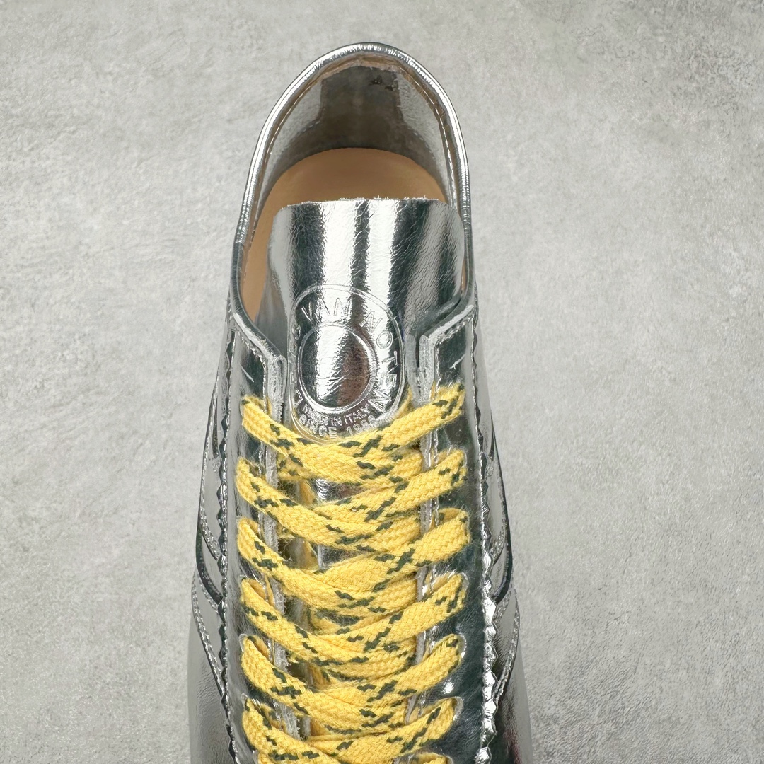 图片[5]-Dries Van Noten小众DVN复古 德训鞋 情侣款 马拉松 休闲 运动鞋 原版购入开发 做货 DVN运动鞋 设计师通过改造、扭曲和颠覆经典元素，打造出实用而富有设计感实穿的运动鞋履。新一季的麂皮运动鞋，灵感来源于70年代的马拉松竞技运动。鞋型以马拉松运动鞋为设计原型，搭配极具生命力色彩的绿色、红色、橙色等 DVN代表性的色彩，鞋面由麂皮、柔软牛皮等材质拼接而成，并搭配今年流行的尼龙扭绳鞋带，实用性与时尚性得到完美的平衡 配送专柜精美包装🛍📦 ▪️ 面料：原版进口绒面麂皮 ▪️ 内里：原版进口柔软皮里 ▪️ 鞋底：原版开模防滑生胶材质 ▪️ 底厚：2CM ▪️ 尺码： 女款35-40 / 男款39-45-选品中心