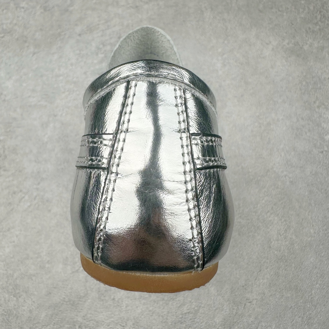 图片[8]-Dries Van Noten小众DVN复古 德训鞋 情侣款 马拉松 休闲 运动鞋 原版购入开发 做货 DVN运动鞋 设计师通过改造、扭曲和颠覆经典元素，打造出实用而富有设计感实穿的运动鞋履。新一季的麂皮运动鞋，灵感来源于70年代的马拉松竞技运动。鞋型以马拉松运动鞋为设计原型，搭配极具生命力色彩的绿色、红色、橙色等 DVN代表性的色彩，鞋面由麂皮、柔软牛皮等材质拼接而成，并搭配今年流行的尼龙扭绳鞋带，实用性与时尚性得到完美的平衡 配送专柜精美包装🛍📦 ▪️ 面料：原版进口绒面麂皮 ▪️ 内里：原版进口柔软皮里 ▪️ 鞋底：原版开模防滑生胶材质 ▪️ 底厚：2CM ▪️ 尺码： 女款35-40 / 男款39-45-选品中心