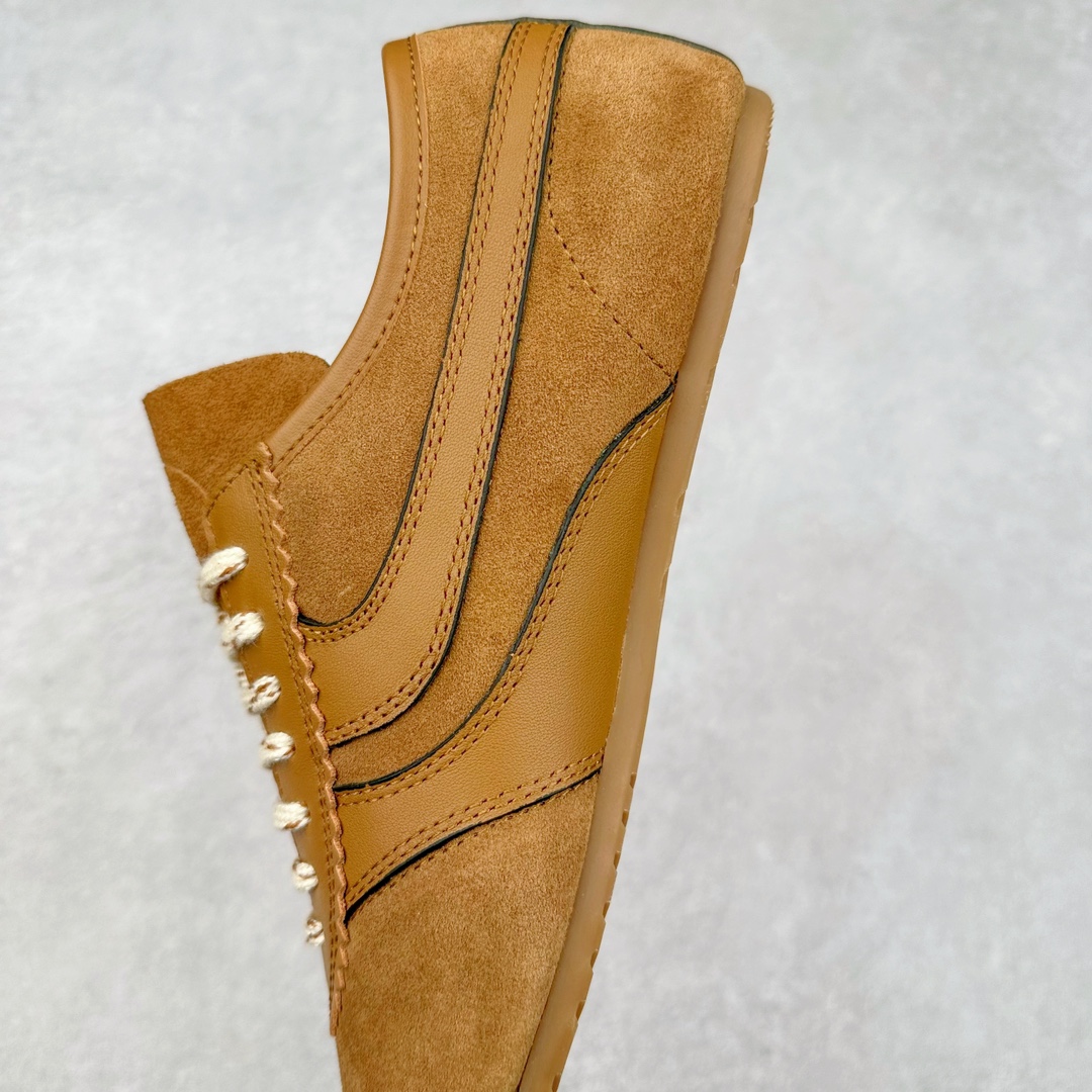 图片[7]-Dries Van Noten小众DVN复古 德训鞋 情侣款 马拉松 休闲 运动鞋 原版购入开发 做货 DVN运动鞋 设计师通过改造、扭曲和颠覆经典元素，打造出实用而富有设计感实穿的运动鞋履。新一季的麂皮运动鞋，灵感来源于70年代的马拉松竞技运动。鞋型以马拉松运动鞋为设计原型，搭配极具生命力色彩的绿色、红色、橙色等 DVN代表性的色彩，鞋面由麂皮、柔软牛皮等材质拼接而成，并搭配今年流行的尼龙扭绳鞋带，实用性与时尚性得到完美的平衡 配送专柜精美包装🛍📦 ▪️ 面料：原版进口绒面麂皮 ▪️ 内里：原版进口柔软皮里 ▪️ 鞋底：原版开模防滑生胶材质 ▪️ 底厚：2CM ▪️ 尺码： 女款35-40 / 男款39-45-选品中心