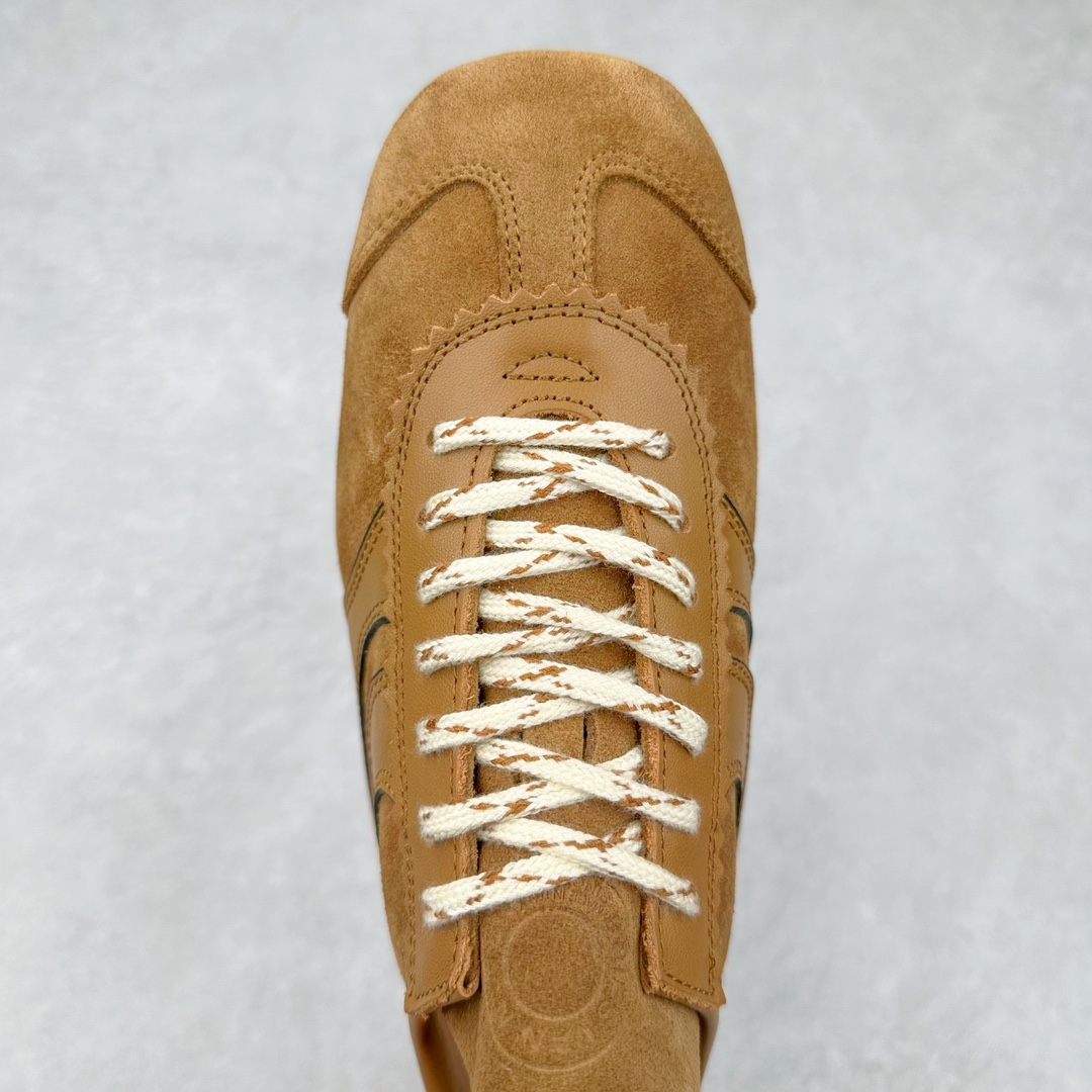 图片[4]-Dries Van Noten小众DVN复古 德训鞋 情侣款 马拉松 休闲 运动鞋 原版购入开发 做货 DVN运动鞋 设计师通过改造、扭曲和颠覆经典元素，打造出实用而富有设计感实穿的运动鞋履。新一季的麂皮运动鞋，灵感来源于70年代的马拉松竞技运动。鞋型以马拉松运动鞋为设计原型，搭配极具生命力色彩的绿色、红色、橙色等 DVN代表性的色彩，鞋面由麂皮、柔软牛皮等材质拼接而成，并搭配今年流行的尼龙扭绳鞋带，实用性与时尚性得到完美的平衡 配送专柜精美包装🛍📦 ▪️ 面料：原版进口绒面麂皮 ▪️ 内里：原版进口柔软皮里 ▪️ 鞋底：原版开模防滑生胶材质 ▪️ 底厚：2CM ▪️ 尺码： 女款35-40 / 男款39-45-选品中心