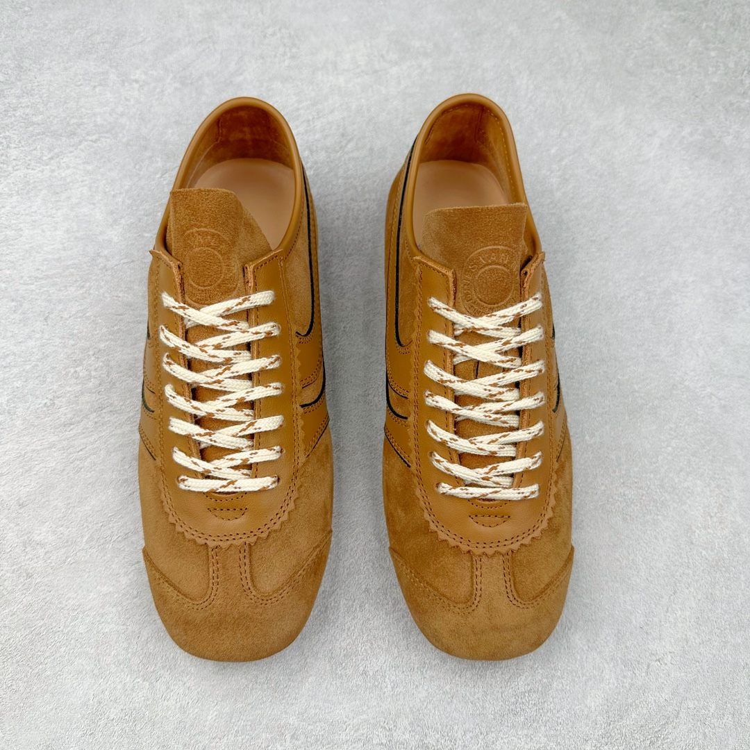 图片[2]-Dries Van Noten小众DVN复古 德训鞋 情侣款 马拉松 休闲 运动鞋 原版购入开发 做货 DVN运动鞋 设计师通过改造、扭曲和颠覆经典元素，打造出实用而富有设计感实穿的运动鞋履。新一季的麂皮运动鞋，灵感来源于70年代的马拉松竞技运动。鞋型以马拉松运动鞋为设计原型，搭配极具生命力色彩的绿色、红色、橙色等 DVN代表性的色彩，鞋面由麂皮、柔软牛皮等材质拼接而成，并搭配今年流行的尼龙扭绳鞋带，实用性与时尚性得到完美的平衡 配送专柜精美包装🛍📦 ▪️ 面料：原版进口绒面麂皮 ▪️ 内里：原版进口柔软皮里 ▪️ 鞋底：原版开模防滑生胶材质 ▪️ 底厚：2CM ▪️ 尺码： 女款35-40 / 男款39-45-选品中心