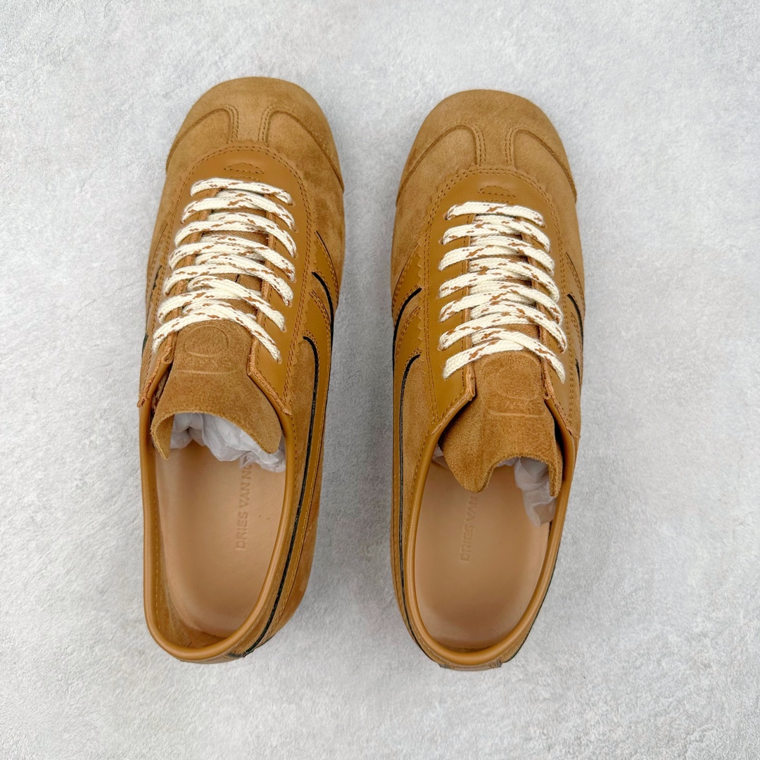 图片[3]-Dries Van Noten小众DVN复古 德训鞋 情侣款 马拉松 休闲 运动鞋 原版购入开发 做货 DVN运动鞋 设计师通过改造、扭曲和颠覆经典元素，打造出实用而富有设计感实穿的运动鞋履。新一季的麂皮运动鞋，灵感来源于70年代的马拉松竞技运动。鞋型以马拉松运动鞋为设计原型，搭配极具生命力色彩的绿色、红色、橙色等 DVN代表性的色彩，鞋面由麂皮、柔软牛皮等材质拼接而成，并搭配今年流行的尼龙扭绳鞋带，实用性与时尚性得到完美的平衡 配送专柜精美包装🛍📦 ▪️ 面料：原版进口绒面麂皮 ▪️ 内里：原版进口柔软皮里 ▪️ 鞋底：原版开模防滑生胶材质 ▪️ 底厚：2CM ▪️ 尺码： 女款35-40 / 男款39-45-选品中心