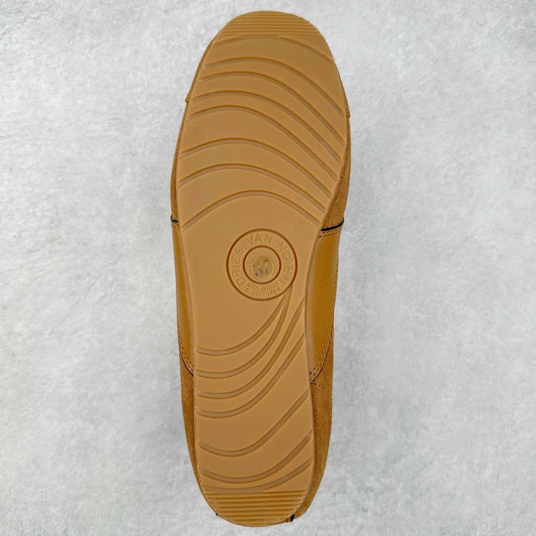 图片[9]-Dries Van Noten小众DVN复古 德训鞋 情侣款 马拉松 休闲 运动鞋 原版购入开发 做货 DVN运动鞋 设计师通过改造、扭曲和颠覆经典元素，打造出实用而富有设计感实穿的运动鞋履。新一季的麂皮运动鞋，灵感来源于70年代的马拉松竞技运动。鞋型以马拉松运动鞋为设计原型，搭配极具生命力色彩的绿色、红色、橙色等 DVN代表性的色彩，鞋面由麂皮、柔软牛皮等材质拼接而成，并搭配今年流行的尼龙扭绳鞋带，实用性与时尚性得到完美的平衡 配送专柜精美包装🛍📦 ▪️ 面料：原版进口绒面麂皮 ▪️ 内里：原版进口柔软皮里 ▪️ 鞋底：原版开模防滑生胶材质 ▪️ 底厚：2CM ▪️ 尺码： 女款35-40 / 男款39-45-选品中心