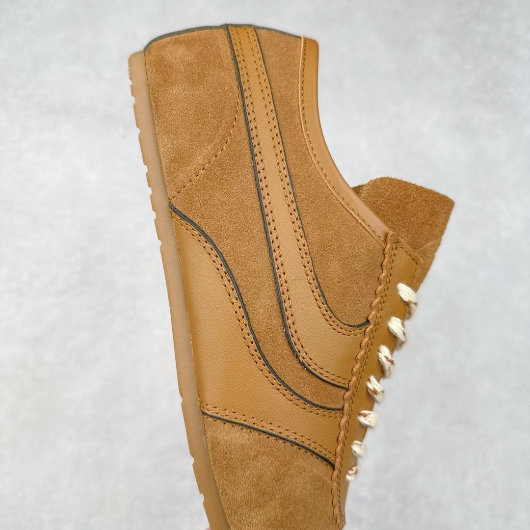 图片[6]-Dries Van Noten小众DVN复古 德训鞋 情侣款 马拉松 休闲 运动鞋 原版购入开发 做货 DVN运动鞋 设计师通过改造、扭曲和颠覆经典元素，打造出实用而富有设计感实穿的运动鞋履。新一季的麂皮运动鞋，灵感来源于70年代的马拉松竞技运动。鞋型以马拉松运动鞋为设计原型，搭配极具生命力色彩的绿色、红色、橙色等 DVN代表性的色彩，鞋面由麂皮、柔软牛皮等材质拼接而成，并搭配今年流行的尼龙扭绳鞋带，实用性与时尚性得到完美的平衡 配送专柜精美包装🛍📦 ▪️ 面料：原版进口绒面麂皮 ▪️ 内里：原版进口柔软皮里 ▪️ 鞋底：原版开模防滑生胶材质 ▪️ 底厚：2CM ▪️ 尺码： 女款35-40 / 男款39-45-选品中心