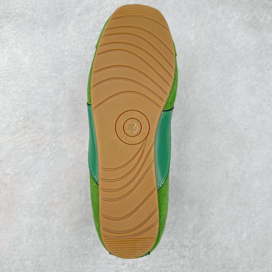 图片[9]-Dries Van Noten小众DVN复古 德训鞋 情侣款 马拉松 休闲 运动鞋 原版购入开发 做货 DVN运动鞋 设计师通过改造、扭曲和颠覆经典元素，打造出实用而富有设计感实穿的运动鞋履。新一季的麂皮运动鞋，灵感来源于70年代的马拉松竞技运动。鞋型以马拉松运动鞋为设计原型，搭配极具生命力色彩的绿色、红色、橙色等 DVN代表性的色彩，鞋面由麂皮、柔软牛皮等材质拼接而成，并搭配今年流行的尼龙扭绳鞋带，实用性与时尚性得到完美的平衡 配送专柜精美包装🛍📦 ▪️ 面料：原版进口绒面麂皮 ▪️ 内里：原版进口柔软皮里 ▪️ 鞋底：原版开模防滑生胶材质 ▪️ 底厚：2CM ▪️ 尺码： 女款35-40 / 男款39-45-选品中心