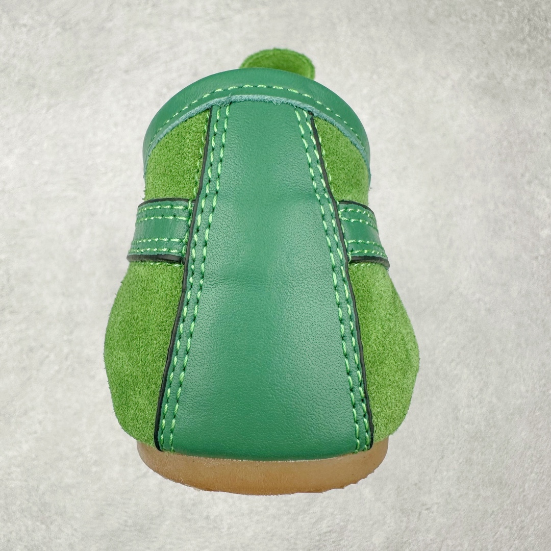 图片[8]-Dries Van Noten小众DVN复古 德训鞋 情侣款 马拉松 休闲 运动鞋 原版购入开发 做货 DVN运动鞋 设计师通过改造、扭曲和颠覆经典元素，打造出实用而富有设计感实穿的运动鞋履。新一季的麂皮运动鞋，灵感来源于70年代的马拉松竞技运动。鞋型以马拉松运动鞋为设计原型，搭配极具生命力色彩的绿色、红色、橙色等 DVN代表性的色彩，鞋面由麂皮、柔软牛皮等材质拼接而成，并搭配今年流行的尼龙扭绳鞋带，实用性与时尚性得到完美的平衡 配送专柜精美包装🛍📦 ▪️ 面料：原版进口绒面麂皮 ▪️ 内里：原版进口柔软皮里 ▪️ 鞋底：原版开模防滑生胶材质 ▪️ 底厚：2CM ▪️ 尺码： 女款35-40 / 男款39-45-选品中心