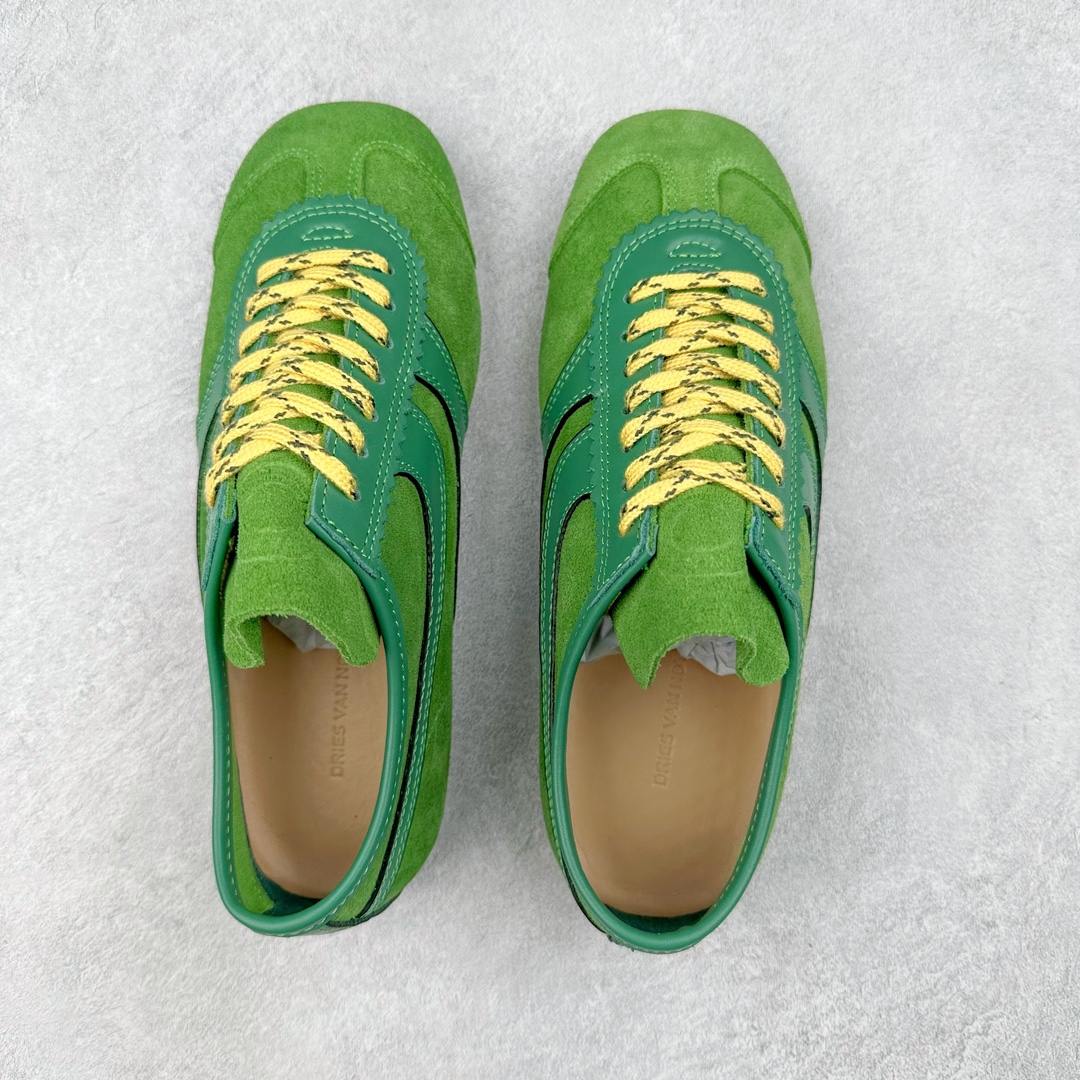 图片[3]-Dries Van Noten小众DVN复古 德训鞋 情侣款 马拉松 休闲 运动鞋 原版购入开发 做货 DVN运动鞋 设计师通过改造、扭曲和颠覆经典元素，打造出实用而富有设计感实穿的运动鞋履。新一季的麂皮运动鞋，灵感来源于70年代的马拉松竞技运动。鞋型以马拉松运动鞋为设计原型，搭配极具生命力色彩的绿色、红色、橙色等 DVN代表性的色彩，鞋面由麂皮、柔软牛皮等材质拼接而成，并搭配今年流行的尼龙扭绳鞋带，实用性与时尚性得到完美的平衡 配送专柜精美包装🛍📦 ▪️ 面料：原版进口绒面麂皮 ▪️ 内里：原版进口柔软皮里 ▪️ 鞋底：原版开模防滑生胶材质 ▪️ 底厚：2CM ▪️ 尺码： 女款35-40 / 男款39-45-选品中心