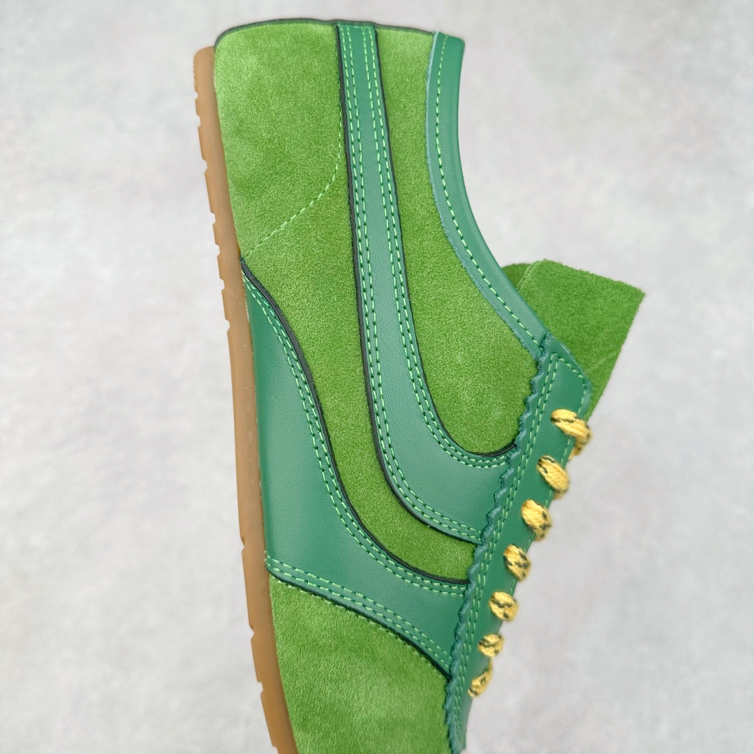 图片[6]-Dries Van Noten小众DVN复古 德训鞋 情侣款 马拉松 休闲 运动鞋 原版购入开发 做货 DVN运动鞋 设计师通过改造、扭曲和颠覆经典元素，打造出实用而富有设计感实穿的运动鞋履。新一季的麂皮运动鞋，灵感来源于70年代的马拉松竞技运动。鞋型以马拉松运动鞋为设计原型，搭配极具生命力色彩的绿色、红色、橙色等 DVN代表性的色彩，鞋面由麂皮、柔软牛皮等材质拼接而成，并搭配今年流行的尼龙扭绳鞋带，实用性与时尚性得到完美的平衡 配送专柜精美包装🛍📦 ▪️ 面料：原版进口绒面麂皮 ▪️ 内里：原版进口柔软皮里 ▪️ 鞋底：原版开模防滑生胶材质 ▪️ 底厚：2CM ▪️ 尺码： 女款35-40 / 男款39-45-选品中心