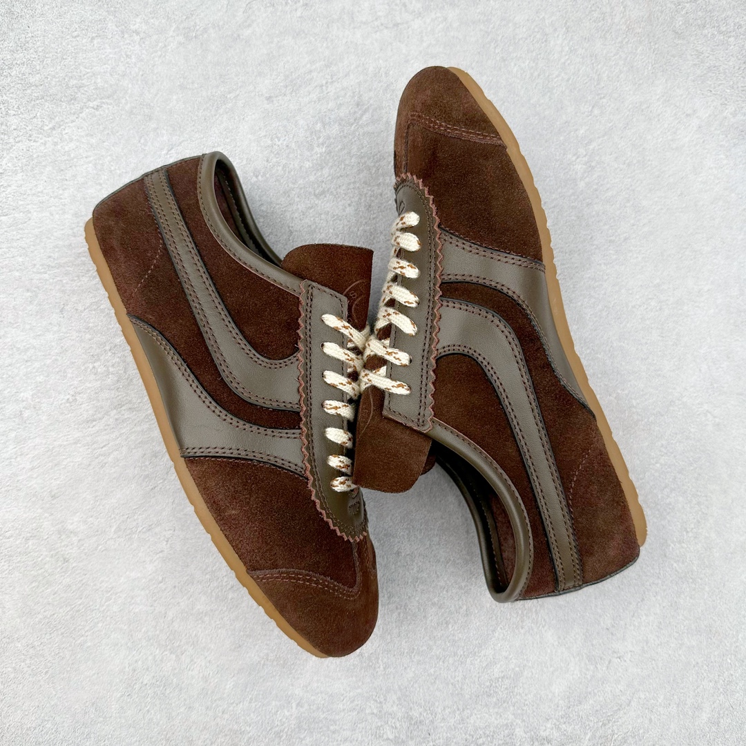 图片[3]-Dries Van Noten小众DVN复古 德训鞋 情侣款 马拉松 休闲 运动鞋 原版购入开发 做货 DVN运动鞋 设计师通过改造、扭曲和颠覆经典元素，打造出实用而富有设计感实穿的运动鞋履。新一季的麂皮运动鞋，灵感来源于70年代的马拉松竞技运动。鞋型以马拉松运动鞋为设计原型，搭配极具生命力色彩的绿色、红色、橙色等 DVN代表性的色彩，鞋面由麂皮、柔软牛皮等材质拼接而成，并搭配今年流行的尼龙扭绳鞋带，实用性与时尚性得到完美的平衡 配送专柜精美包装🛍📦 ▪️ 面料：原版进口绒面麂皮 ▪️ 内里：原版进口柔软皮里 ▪️ 鞋底：原版开模防滑生胶材质 ▪️ 底厚：2CM ▪️ 尺码： 女款35-40 / 男款39-45-选品中心