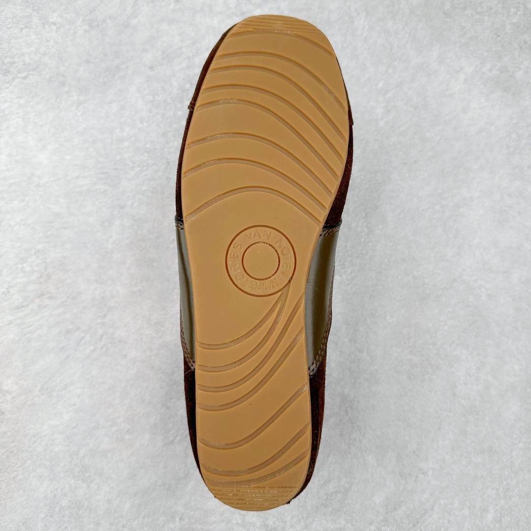 图片[9]-Dries Van Noten小众DVN复古 德训鞋 情侣款 马拉松 休闲 运动鞋 原版购入开发 做货 DVN运动鞋 设计师通过改造、扭曲和颠覆经典元素，打造出实用而富有设计感实穿的运动鞋履。新一季的麂皮运动鞋，灵感来源于70年代的马拉松竞技运动。鞋型以马拉松运动鞋为设计原型，搭配极具生命力色彩的绿色、红色、橙色等 DVN代表性的色彩，鞋面由麂皮、柔软牛皮等材质拼接而成，并搭配今年流行的尼龙扭绳鞋带，实用性与时尚性得到完美的平衡 配送专柜精美包装🛍📦 ▪️ 面料：原版进口绒面麂皮 ▪️ 内里：原版进口柔软皮里 ▪️ 鞋底：原版开模防滑生胶材质 ▪️ 底厚：2CM ▪️ 尺码： 女款35-40 / 男款39-45-选品中心