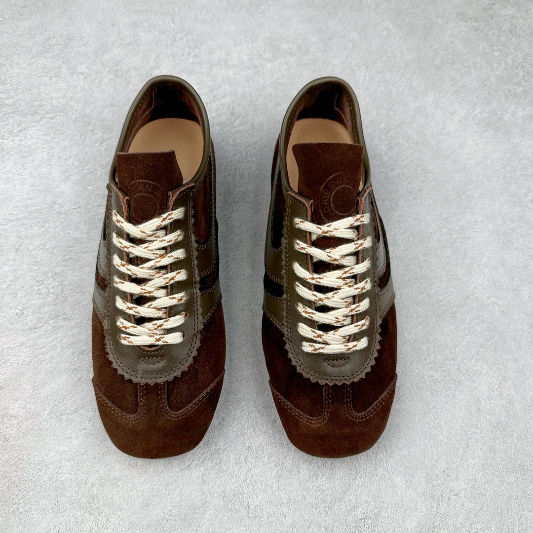 图片[2]-Dries Van Noten小众DVN复古 德训鞋 情侣款 马拉松 休闲 运动鞋 原版购入开发 做货 DVN运动鞋 设计师通过改造、扭曲和颠覆经典元素，打造出实用而富有设计感实穿的运动鞋履。新一季的麂皮运动鞋，灵感来源于70年代的马拉松竞技运动。鞋型以马拉松运动鞋为设计原型，搭配极具生命力色彩的绿色、红色、橙色等 DVN代表性的色彩，鞋面由麂皮、柔软牛皮等材质拼接而成，并搭配今年流行的尼龙扭绳鞋带，实用性与时尚性得到完美的平衡 配送专柜精美包装🛍📦 ▪️ 面料：原版进口绒面麂皮 ▪️ 内里：原版进口柔软皮里 ▪️ 鞋底：原版开模防滑生胶材质 ▪️ 底厚：2CM ▪️ 尺码： 女款35-40 / 男款39-45-选品中心