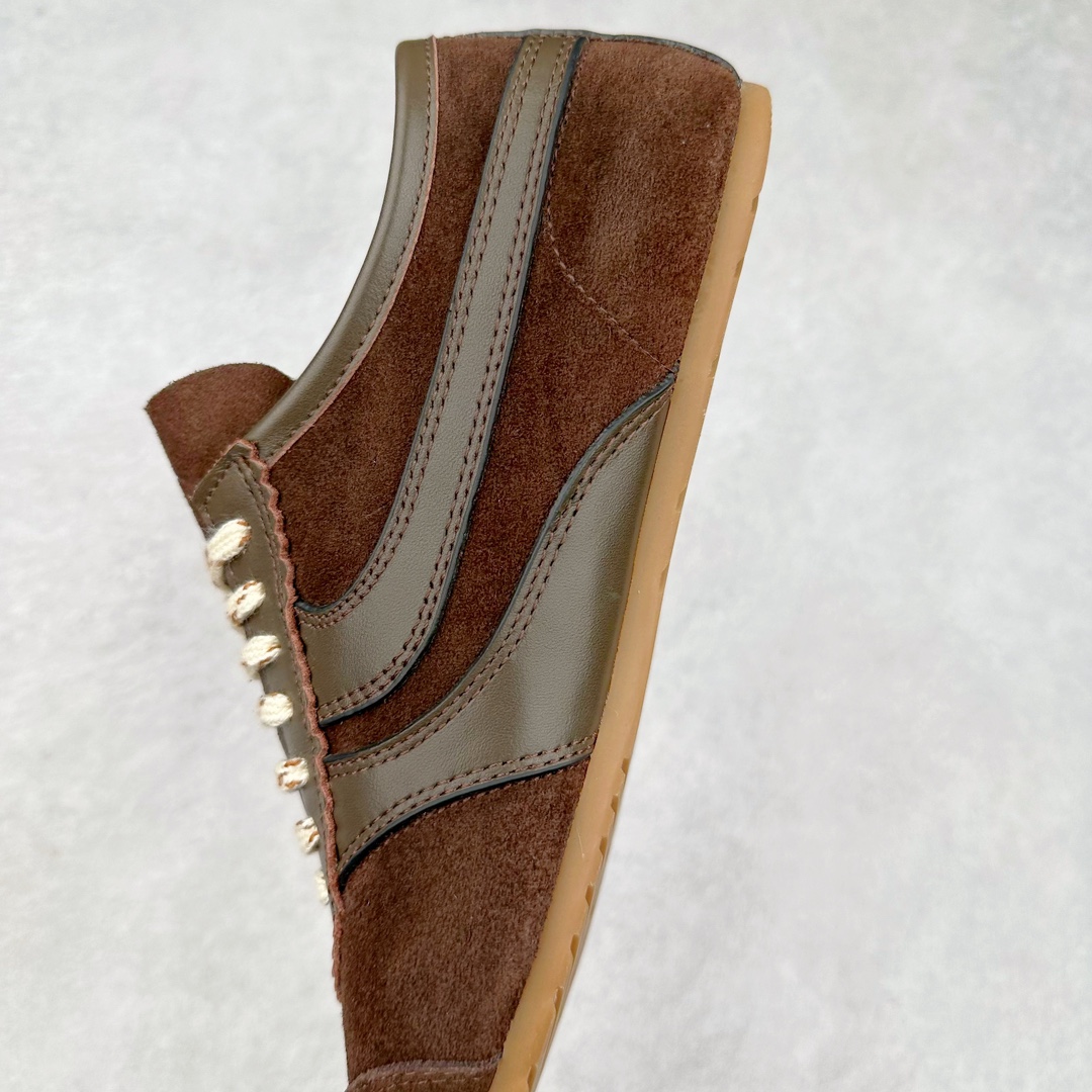 图片[7]-Dries Van Noten小众DVN复古 德训鞋 情侣款 马拉松 休闲 运动鞋 原版购入开发 做货 DVN运动鞋 设计师通过改造、扭曲和颠覆经典元素，打造出实用而富有设计感实穿的运动鞋履。新一季的麂皮运动鞋，灵感来源于70年代的马拉松竞技运动。鞋型以马拉松运动鞋为设计原型，搭配极具生命力色彩的绿色、红色、橙色等 DVN代表性的色彩，鞋面由麂皮、柔软牛皮等材质拼接而成，并搭配今年流行的尼龙扭绳鞋带，实用性与时尚性得到完美的平衡 配送专柜精美包装🛍📦 ▪️ 面料：原版进口绒面麂皮 ▪️ 内里：原版进口柔软皮里 ▪️ 鞋底：原版开模防滑生胶材质 ▪️ 底厚：2CM ▪️ 尺码： 女款35-40 / 男款39-45-选品中心