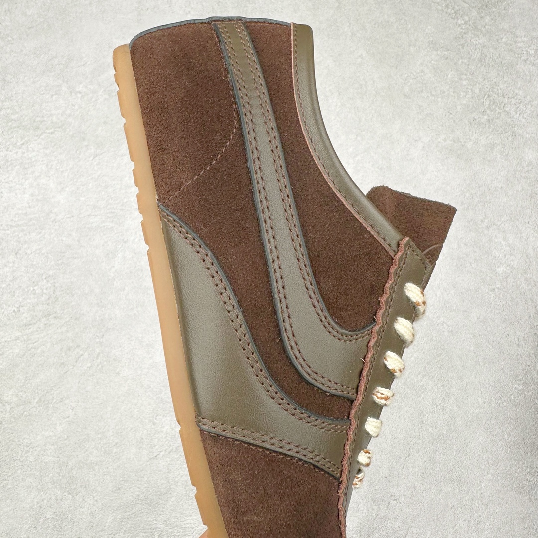 图片[6]-Dries Van Noten小众DVN复古 德训鞋 情侣款 马拉松 休闲 运动鞋 原版购入开发 做货 DVN运动鞋 设计师通过改造、扭曲和颠覆经典元素，打造出实用而富有设计感实穿的运动鞋履。新一季的麂皮运动鞋，灵感来源于70年代的马拉松竞技运动。鞋型以马拉松运动鞋为设计原型，搭配极具生命力色彩的绿色、红色、橙色等 DVN代表性的色彩，鞋面由麂皮、柔软牛皮等材质拼接而成，并搭配今年流行的尼龙扭绳鞋带，实用性与时尚性得到完美的平衡 配送专柜精美包装🛍📦 ▪️ 面料：原版进口绒面麂皮 ▪️ 内里：原版进口柔软皮里 ▪️ 鞋底：原版开模防滑生胶材质 ▪️ 底厚：2CM ▪️ 尺码： 女款35-40 / 男款39-45-选品中心