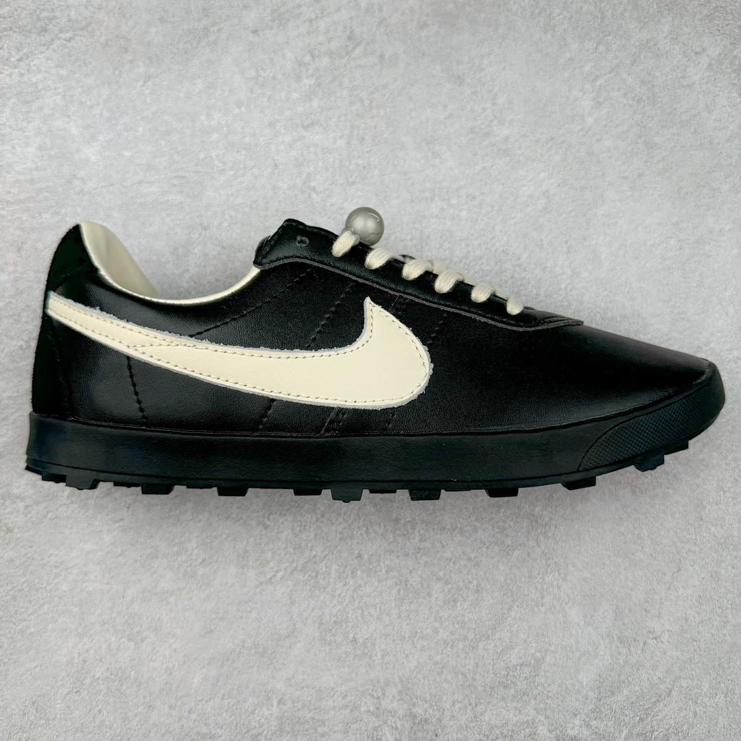 Bode x NK Astro Grabber SP 宇宙掠夺者系列低帮复古经典休闲运动鞋 AQ7509-106 复刻经典球鞋Astro Grabber，与美国男装品牌Bode联名合作，推出两款配色。鞋型符合当下流行趋势，彰显复古身份。复刻一定是球鞋圈绕不开的话题，最近几年 Nike 带回了不少经典球鞋，让不少老玩家欣喜。最近 Nike 挖掘自家档案库，让 1974 年首次发布的 Nike Astro Grabber 重回玩家视野，并且上来就是联名合作。这次合作是同美国新锐品牌 Bode 的联名，这个男装品牌凭借创造性的使用蕾丝桌布等日常材料而闻名。双方带来两款配色，先来看第一双米色款，鞋面由独特编织纹理覆盖，鞋带点缀有小配饰，整体营造出的氛围感十分清新。鞋型方面符合当下流行趋势，超薄中底与扁平鞋面彰显其复古身份。另一双更有复古味道，全黑色皮革鞋面好打理，同时有一种老鞋的感觉，与 1974 的 Nike Astro Grabber 极为相似。尺码：36 36.5 37.5 38 38.5 39 40 40.5 41 42 42.5 43 44 44.5 45-选品中心