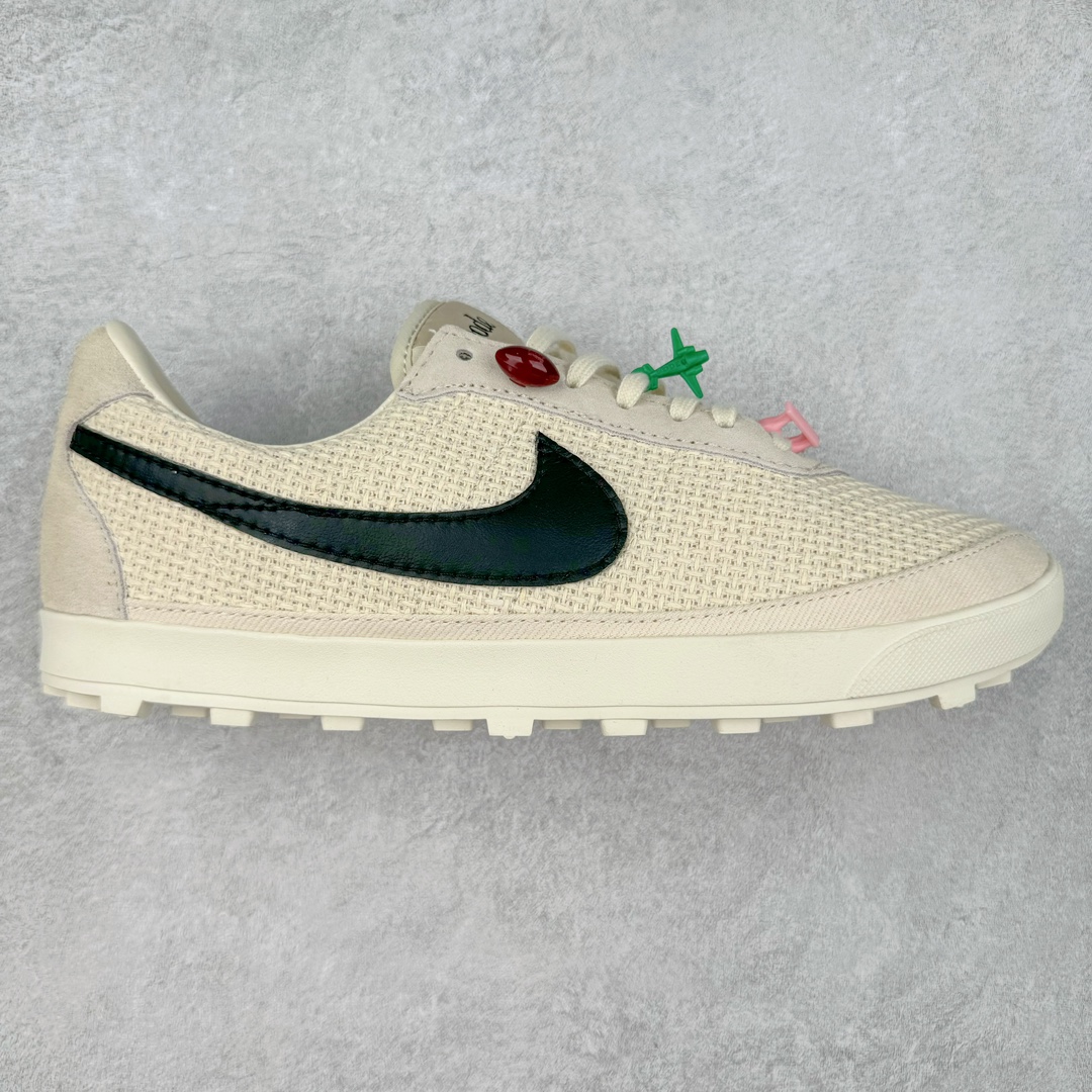 Bode x NK Astro Grabber SP 宇宙掠夺者系列低帮复古经典休闲运动鞋 FQ6892-100 复刻经典球鞋Astro Grabber，与美国男装品牌Bode联名合作，推出两款配色。鞋型符合当下流行趋势，彰显复古身份。复刻一定是球鞋圈绕不开的话题，最近几年 Nike 带回了不少经典球鞋，让不少老玩家欣喜。最近 Nike 挖掘自家档案库，让 1974 年首次发布的 Nike Astro Grabber 重回玩家视野，并且上来就是联名合作。这次合作是同美国新锐品牌 Bode 的联名，这个男装品牌凭借创造性的使用蕾丝桌布等日常材料而闻名。双方带来两款配色，先来看第一双米色款，鞋面由独特编织纹理覆盖，鞋带点缀有小配饰，整体营造出的氛围感十分清新。鞋型方面符合当下流行趋势，超薄中底与扁平鞋面彰显其复古身份。另一双更有复古味道，全黑色皮革鞋面好打理，同时有一种老鞋的感觉，与 1974 的 Nike Astro Grabber 极为相似。尺码：36 36.5 37.5 38 38.5 39 40 40.5 41 42 42.5 43 44 44.5 45-选品中心