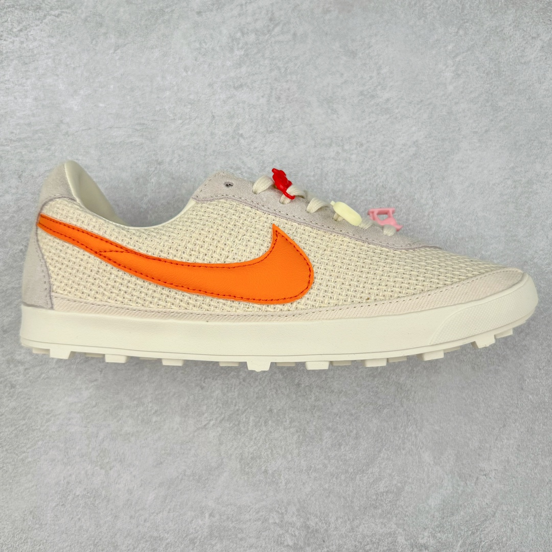 Bode x NK Astro Grabber SP 宇宙掠夺者系列低帮复古经典休闲运动鞋 FQ6892-101 复刻经典球鞋Astro Grabber，与美国男装品牌Bode联名合作，推出两款配色。鞋型符合当下流行趋势，彰显复古身份。复刻一定是球鞋圈绕不开的话题，最近几年 Nike 带回了不少经典球鞋，让不少老玩家欣喜。最近 Nike 挖掘自家档案库，让 1974 年首次发布的 Nike Astro Grabber 重回玩家视野，并且上来就是联名合作。这次合作是同美国新锐品牌 Bode 的联名，这个男装品牌凭借创造性的使用蕾丝桌布等日常材料而闻名。双方带来两款配色，先来看第一双米色款，鞋面由独特编织纹理覆盖，鞋带点缀有小配饰，整体营造出的氛围感十分清新。鞋型方面符合当下流行趋势，超薄中底与扁平鞋面彰显其复古身份。另一双更有复古味道，全黑色皮革鞋面好打理，同时有一种老鞋的感觉，与 1974 的 Nike Astro Grabber 极为相似。尺码：36 36.5 37.5 38 38.5 39 40 40.5 41 42 42.5 43 44 44.5 45-选品中心