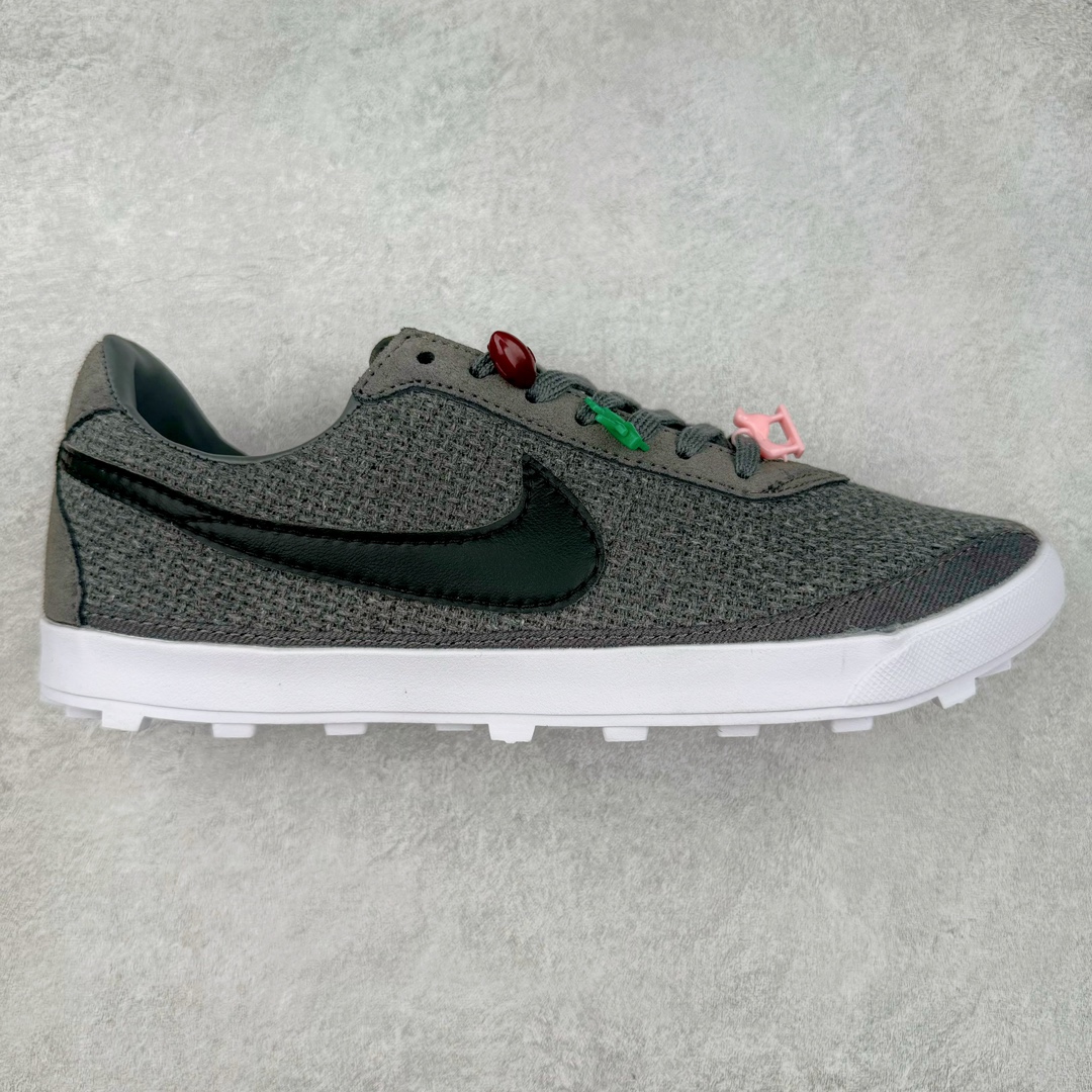 Bode x NK Astro Grabber SP 宇宙掠夺者系列低帮复古经典休闲运动鞋 FQ6892-100 复刻经典球鞋Astro Grabber，与美国男装品牌Bode联名合作，推出两款配色。鞋型符合当下流行趋势，彰显复古身份。复刻一定是球鞋圈绕不开的话题，最近几年 Nike 带回了不少经典球鞋，让不少老玩家欣喜。最近 Nike 挖掘自家档案库，让 1974 年首次发布的 Nike Astro Grabber 重回玩家视野，并且上来就是联名合作。这次合作是同美国新锐品牌 Bode 的联名，这个男装品牌凭借创造性的使用蕾丝桌布等日常材料而闻名。双方带来两款配色，先来看第一双米色款，鞋面由独特编织纹理覆盖，鞋带点缀有小配饰，整体营造出的氛围感十分清新。鞋型方面符合当下流行趋势，超薄中底与扁平鞋面彰显其复古身份。另一双更有复古味道，全黑色皮革鞋面好打理，同时有一种老鞋的感觉，与 1974 的 Nike Astro Grabber 极为相似。尺码：36 36.5 37.5 38 38.5 39 40 40.5 41 42 42.5 43 44 44.5 45-选品中心