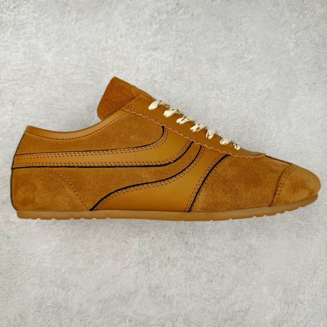 Dries Van Noten小众DVN复古 德训鞋 情侣款 马拉松 休闲 运动鞋 原版购入开发 做货 DVN运动鞋 设计师通过改造、扭曲和颠覆经典元素，打造出实用而富有设计感实穿的运动鞋履。新一季的麂皮运动鞋，灵感来源于70年代的马拉松竞技运动。鞋型以马拉松运动鞋为设计原型，搭配极具生命力色彩的绿色、红色、橙色等 DVN代表性的色彩，鞋面由麂皮、柔软牛皮等材质拼接而成，并搭配今年流行的尼龙扭绳鞋带，实用性与时尚性得到完美的平衡 配送专柜精美包装🛍📦 ▪️ 面料：原版进口绒面麂皮 ▪️ 内里：原版进口柔软皮里 ▪️ 鞋底：原版开模防滑生胶材质 ▪️ 底厚：2CM ▪️ 尺码： 女款35-40 / 男款39-45-选品中心