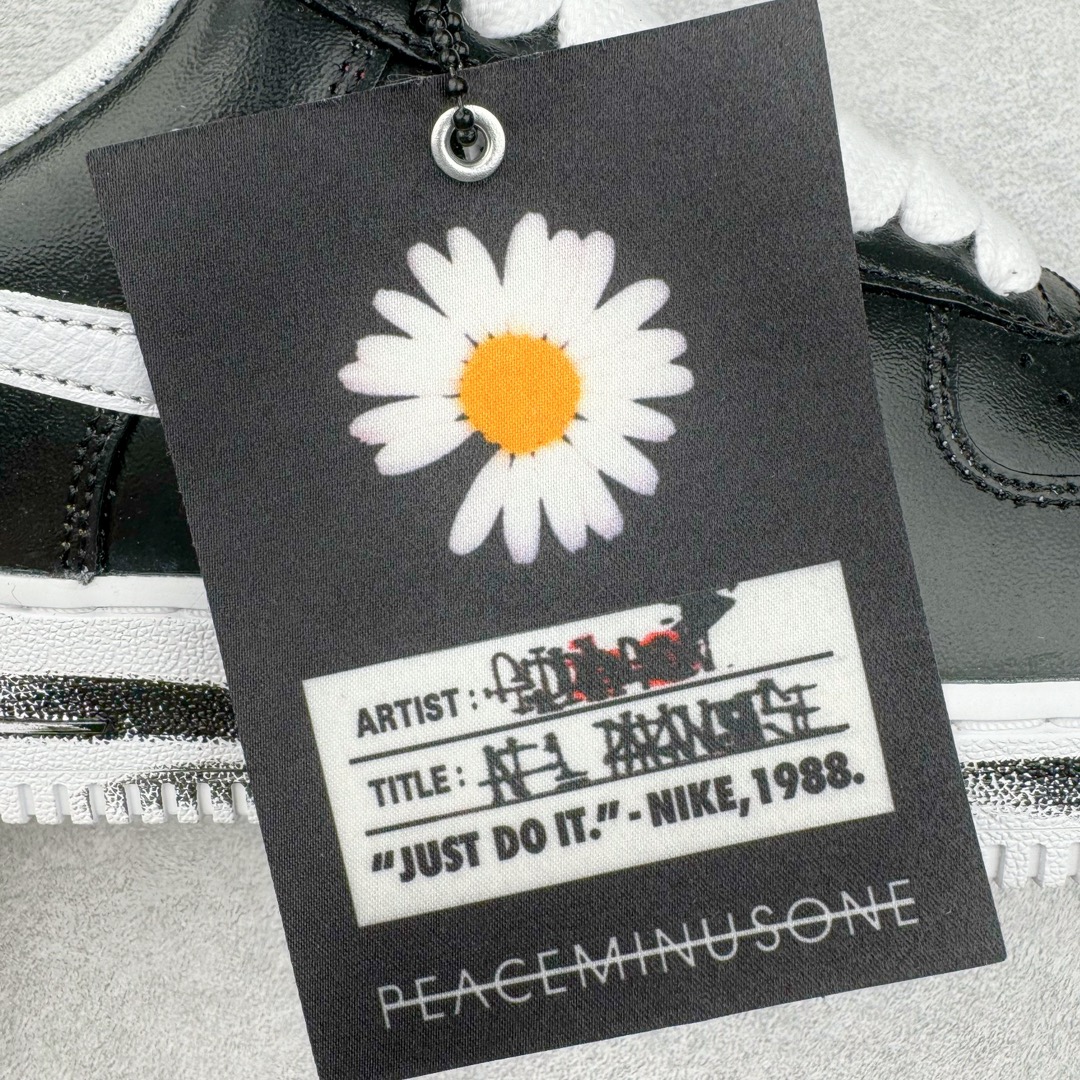 图片[24]-＃PK纯原 PEACEMINUSONE x NK AIR FORCE 1\\\”PARA-NOISE \\\”权志龙联名空军一号低帮 黑白 货号：AQ3692-001 正确彩喷3D打印图案颜色 原厂皮料图案裁片定位正确原盒原配件 热风吹 镊子起皮方式 穿久也可自然脱落 正确原盒原标 内置芯片 原装配件 原包装纸 颇有几分前作反转配色的意思，整双鞋以白色为主打，Swoosh、鞋带以及中底涂漆等细节采用黑色点缀，营造出视觉色差。鞋面与前作一样，暗藏刮刮乐设计，刮开后是极具艺术气息的涂鸦元素 尺码：36 36.5 37.5 38 38.5 39 40 40.5 41 42 42.5 43 44 44.5 45 46 47.5-选品中心
