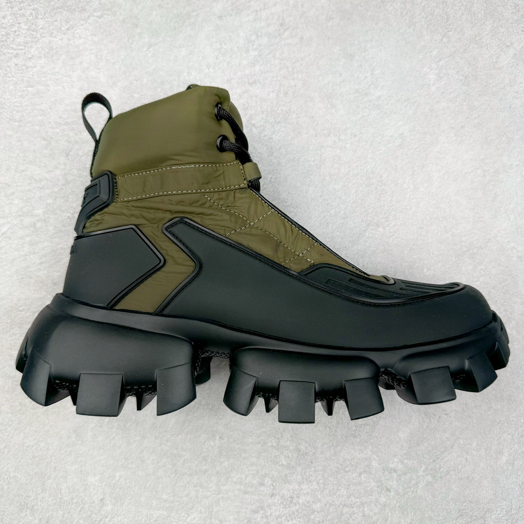 Prada Downtown Low Sneakers 闹市区系列低帮系带百搭休闲运动小白板鞋“皮革黑白熊猫三角标”男鞋广东原产#原楦数据开发版型#采用粒面头层牛皮鞋面材质#内嵌灌注式PU乳胶缓震鞋垫#外置3.5cmTPR抽真空橡胶鞋底 标志性的珐琅三角形金属徽标，意大利高奢品牌 这款皮革运动鞋多角度诠释Prada徽标：轻巧跃于鞋舌，沿轻质橡胶鞋底铺陈，化身标志性的涂珐琅金属三角形点缀鞋面一侧，无不阐释品牌格调。金属孔眼和棉质鞋带 珐琅三角形装饰鞋面 鞋舌Prada Milano印花徽标 轻质箱型鞋底，侧面配压花徽标 鞋底厚3.5厘米 可拆卸皮革包覆内底 尺码 38-45-选品中心