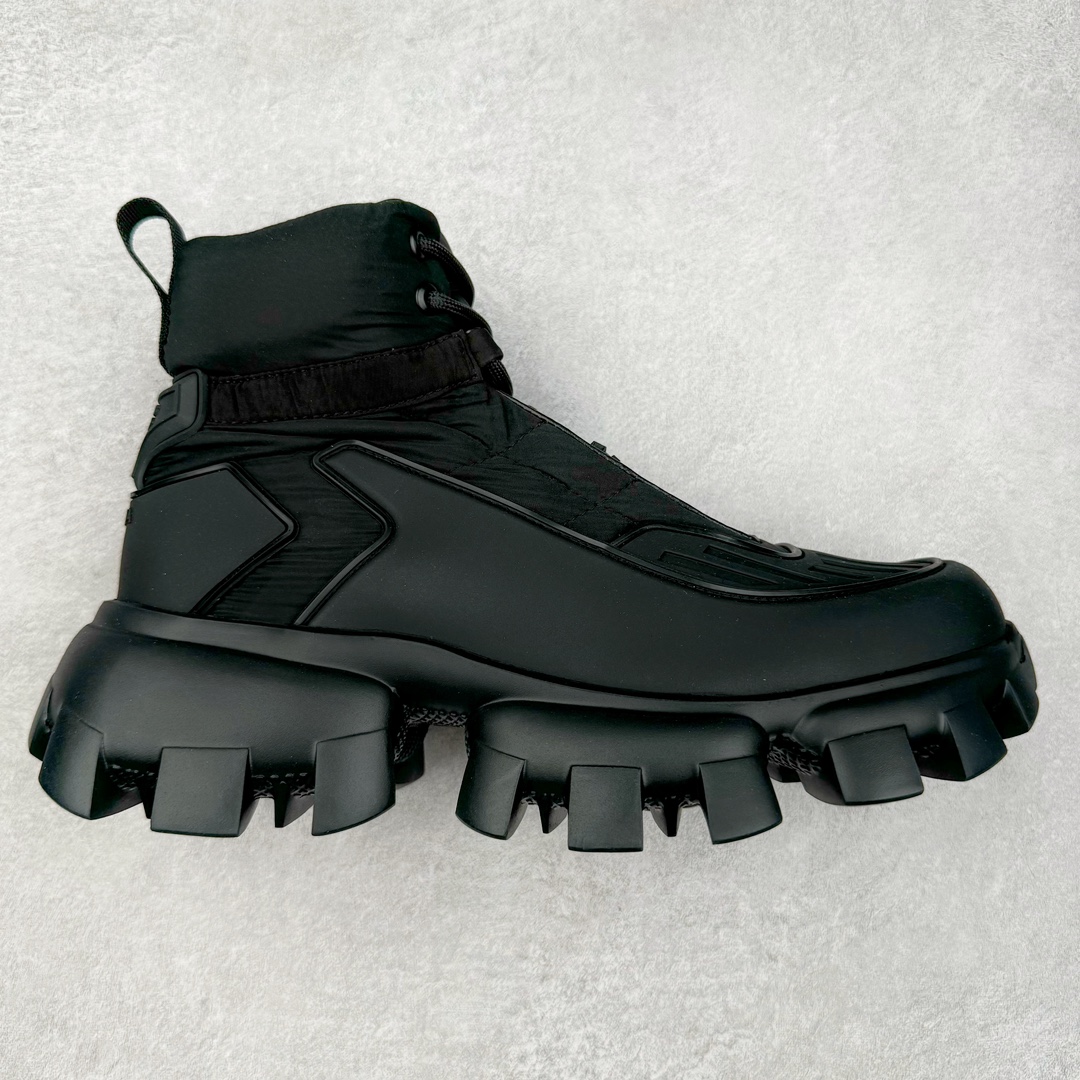 Prada Downtown Low Sneakers 闹市区系列低帮系带百搭休闲运动小白板鞋“皮革黑白熊猫三角标”男鞋广东原产#原楦数据开发版型#采用粒面头层牛皮鞋面材质#内嵌灌注式PU乳胶缓震鞋垫#外置3.5cmTPR抽真空橡胶鞋底 标志性的珐琅三角形金属徽标，意大利高奢品牌 这款皮革运动鞋多角度诠释Prada徽标：轻巧跃于鞋舌，沿轻质橡胶鞋底铺陈，化身标志性的涂珐琅金属三角形点缀鞋面一侧，无不阐释品牌格调。金属孔眼和棉质鞋带 珐琅三角形装饰鞋面 鞋舌Prada Milano印花徽标 轻质箱型鞋底，侧面配压花徽标 鞋底厚3.5厘米 可拆卸皮革包覆内底 尺码 38-45-选品中心