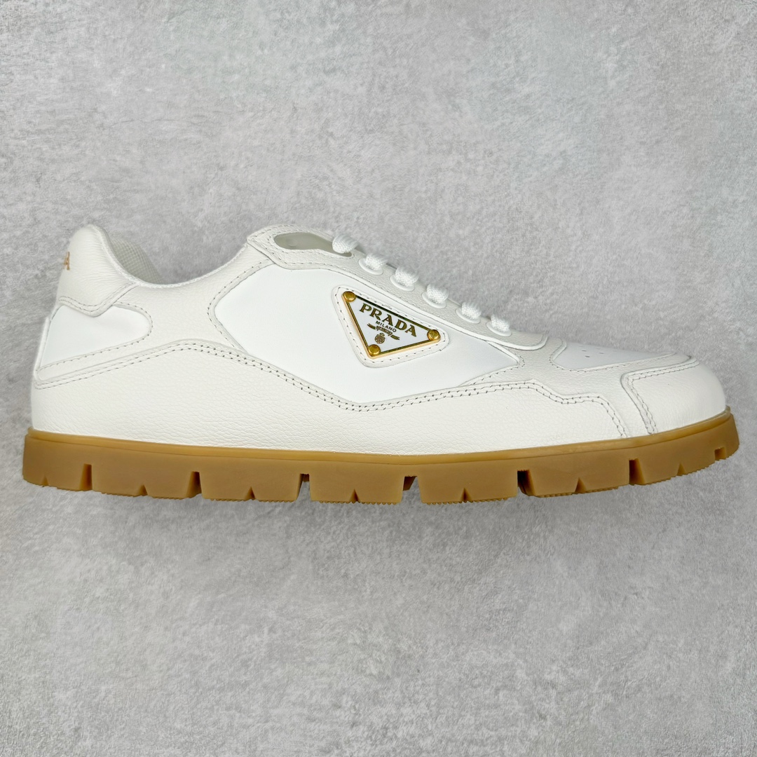 Prada Downtown Low Sneakers 闹市区系列低帮系带百搭休闲运动小白板鞋“皮革黑白熊猫三角标”男鞋广东原产#原楦数据开发版型#采用粒面头层牛皮鞋面材质#内嵌灌注式PU乳胶缓震鞋垫#外置3.5cmTPR抽真空橡胶鞋底 标志性的珐琅三角形金属徽标，意大利高奢品牌 这款皮革运动鞋多角度诠释Prada徽标：轻巧跃于鞋舌，沿轻质橡胶鞋底铺陈，化身标志性的涂珐琅金属三角形点缀鞋面一侧，无不阐释品牌格调。金属孔眼和棉质鞋带 珐琅三角形装饰鞋面 鞋舌Prada Milano印花徽标 轻质箱型鞋底，侧面配压花徽标 鞋底厚3.5厘米 可拆卸皮革包覆内底 尺码 38-45-选品中心