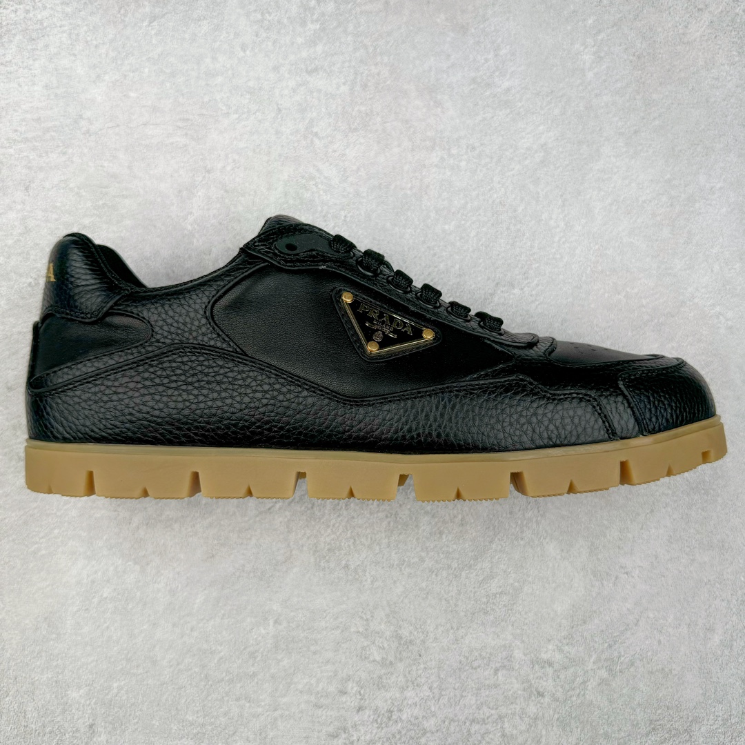 Prada Downtown Low Sneakers 闹市区系列低帮系带百搭休闲运动小白板鞋“皮革黑白熊猫三角标”男鞋广东原产#原楦数据开发版型#采用粒面头层牛皮鞋面材质#内嵌灌注式PU乳胶缓震鞋垫#外置3.5cmTPR抽真空橡胶鞋底 标志性的珐琅三角形金属徽标，意大利高奢品牌 这款皮革运动鞋多角度诠释Prada徽标：轻巧跃于鞋舌，沿轻质橡胶鞋底铺陈，化身标志性的涂珐琅金属三角形点缀鞋面一侧，无不阐释品牌格调。金属孔眼和棉质鞋带 珐琅三角形装饰鞋面 鞋舌Prada Milano印花徽标 轻质箱型鞋底，侧面配压花徽标 鞋底厚3.5厘米 可拆卸皮革包覆内底 尺码 38-45-选品中心