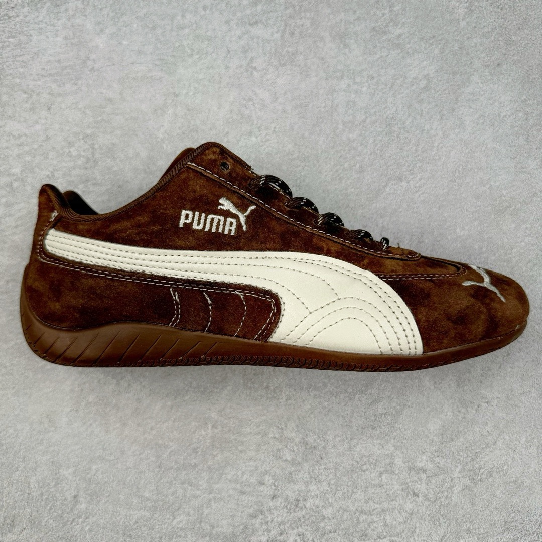 图片[5]-＃TG特价福利 PUMA Speedca OG 彪马极速赛车系列低帮德训风拼接复古百搭休闲运动赛车鞋 鞋款从80、90年代赛车手所穿的防火赛车鞋为原型，鞋身线条模仿了赛车的流线廓形，体现了空气动力学原理的结构。简约流畅的外观，恰好又和贯穿其中的Formstrip Logo融合恰到好处，视觉上细节丰富且协调。本次Speedcat OG鞋款归来，最大看点自然式保留了窄版鞋型以及薄底构造。这两年各品牌鞋底越做越厚，Speedcat反其道而行之，上脚几乎无鞋底的效果带来耳目一新的视觉体验。鞋面依旧是以质感细腻的麂皮材质打造，并且大面积近乎全包裹的使用，复古味道也愈发浓烈。配色上更是将最原始的黑色和红色带回，向F1赛车队的标志性队服致敬。相信让各位一眼种草的更多是出挑的大红色，上脚即可瞬间点亮整体造型，在以球鞋为核心的OOTD中脱颖而出。而另一款黑色则是低调的万金油，彰显新潮个性的同时又不喧宾夺主，也是热爱简约系穿搭朋友的首选。 尺码：35.5 36 37 37.5 38 38.5 39 40 40.5 41 42 42.5 43 44 44.5 45-选品中心