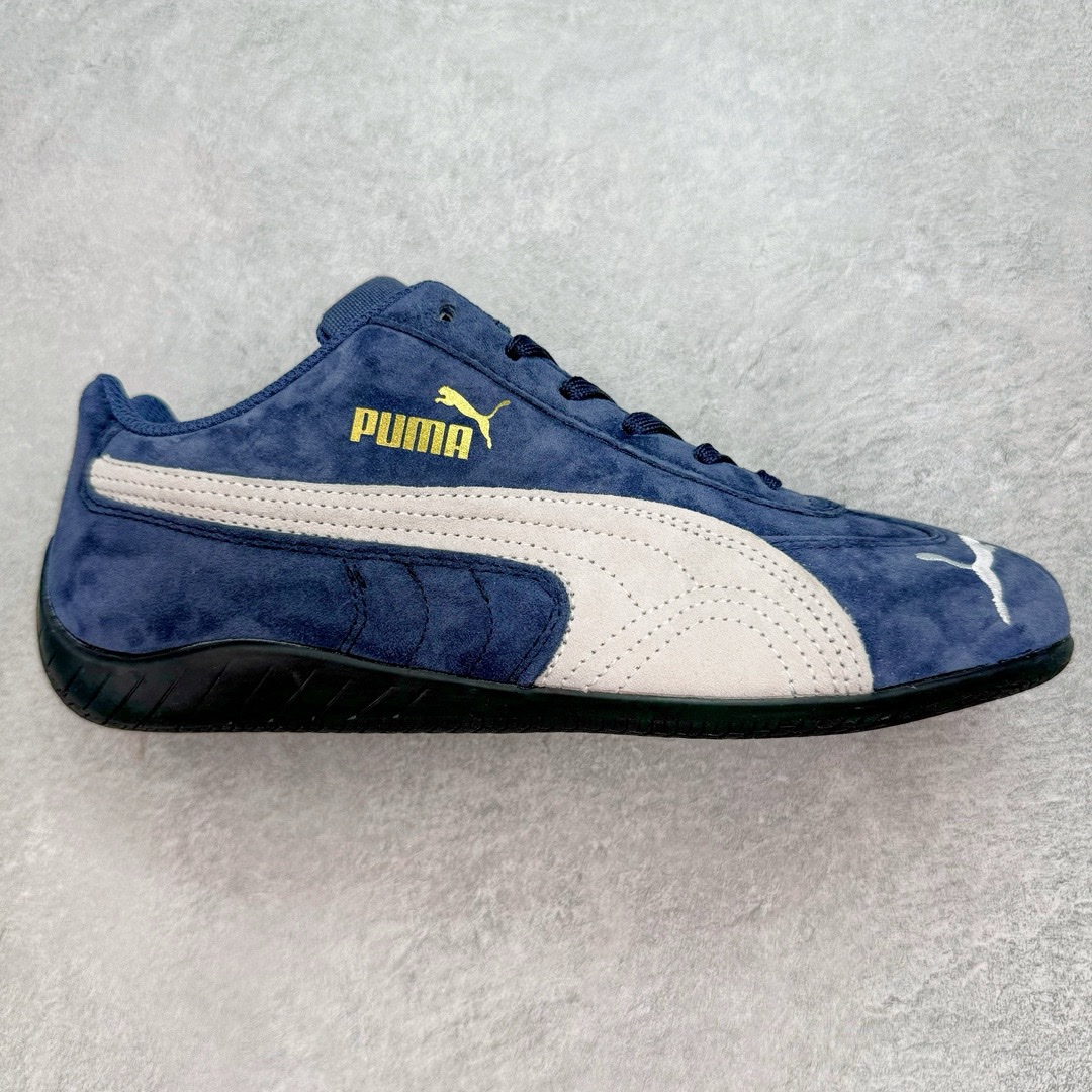 图片[9]-＃TG特价福利 PUMA Speedca OG 彪马极速赛车系列低帮德训风拼接复古百搭休闲运动赛车鞋 鞋款从80、90年代赛车手所穿的防火赛车鞋为原型，鞋身线条模仿了赛车的流线廓形，体现了空气动力学原理的结构。简约流畅的外观，恰好又和贯穿其中的Formstrip Logo融合恰到好处，视觉上细节丰富且协调。本次Speedcat OG鞋款归来，最大看点自然式保留了窄版鞋型以及薄底构造。这两年各品牌鞋底越做越厚，Speedcat反其道而行之，上脚几乎无鞋底的效果带来耳目一新的视觉体验。鞋面依旧是以质感细腻的麂皮材质打造，并且大面积近乎全包裹的使用，复古味道也愈发浓烈。配色上更是将最原始的黑色和红色带回，向F1赛车队的标志性队服致敬。相信让各位一眼种草的更多是出挑的大红色，上脚即可瞬间点亮整体造型，在以球鞋为核心的OOTD中脱颖而出。而另一款黑色则是低调的万金油，彰显新潮个性的同时又不喧宾夺主，也是热爱简约系穿搭朋友的首选。 尺码：35.5 36 37 37.5 38 38.5 39 40 40.5 41 42 42.5 43 44 44.5 45-选品中心