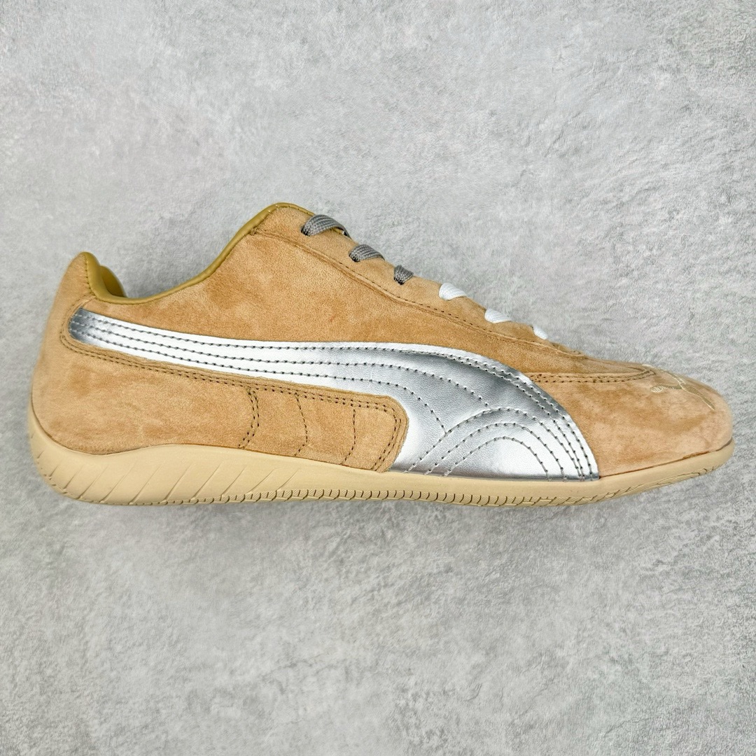 图片[8]-＃TG特价福利 PUMA Speedca OG 彪马极速赛车系列低帮德训风拼接复古百搭休闲运动赛车鞋 鞋款从80、90年代赛车手所穿的防火赛车鞋为原型，鞋身线条模仿了赛车的流线廓形，体现了空气动力学原理的结构。简约流畅的外观，恰好又和贯穿其中的Formstrip Logo融合恰到好处，视觉上细节丰富且协调。本次Speedcat OG鞋款归来，最大看点自然式保留了窄版鞋型以及薄底构造。这两年各品牌鞋底越做越厚，Speedcat反其道而行之，上脚几乎无鞋底的效果带来耳目一新的视觉体验。鞋面依旧是以质感细腻的麂皮材质打造，并且大面积近乎全包裹的使用，复古味道也愈发浓烈。配色上更是将最原始的黑色和红色带回，向F1赛车队的标志性队服致敬。相信让各位一眼种草的更多是出挑的大红色，上脚即可瞬间点亮整体造型，在以球鞋为核心的OOTD中脱颖而出。而另一款黑色则是低调的万金油，彰显新潮个性的同时又不喧宾夺主，也是热爱简约系穿搭朋友的首选。 尺码：35.5 36 37 37.5 38 38.5 39 40 40.5 41 42 42.5 43 44 44.5 45-选品中心