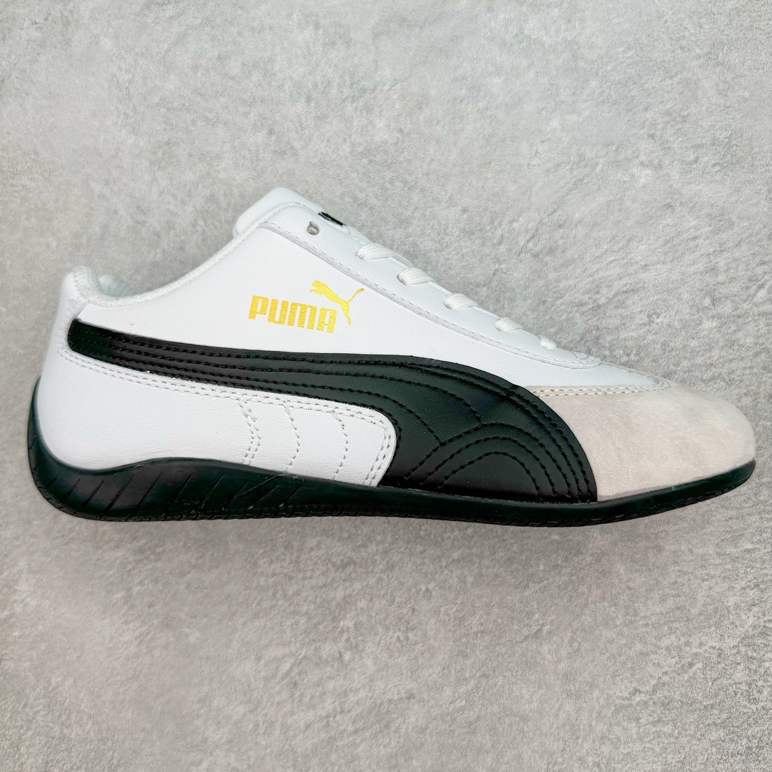 ＃TG特价福利 PUMA Speedca OG 彪马极速赛车系列低帮德训风拼接复古百搭休闲运动赛车鞋 鞋款从80、90年代赛车手所穿的防火赛车鞋为原型，鞋身线条模仿了赛车的流线廓形，体现了空气动力学原理的结构。简约流畅的外观，恰好又和贯穿其中的Formstrip Logo融合恰到好处，视觉上细节丰富且协调。本次Speedcat OG鞋款归来，最大看点自然式保留了窄版鞋型以及薄底构造。这两年各品牌鞋底越做越厚，Speedcat反其道而行之，上脚几乎无鞋底的效果带来耳目一新的视觉体验。鞋面依旧是以质感细腻的麂皮材质打造，并且大面积近乎全包裹的使用，复古味道也愈发浓烈。配色上更是将最原始的黑色和红色带回，向F1赛车队的标志性队服致敬。相信让各位一眼种草的更多是出挑的大红色，上脚即可瞬间点亮整体造型，在以球鞋为核心的OOTD中脱颖而出。而另一款黑色则是低调的万金油，彰显新潮个性的同时又不喧宾夺主，也是热爱简约系穿搭朋友的首选。 尺码：35.5 36 37 37.5 38 38.5 39 40 40.5 41 42 42.5 43 44 44.5 45-选品中心