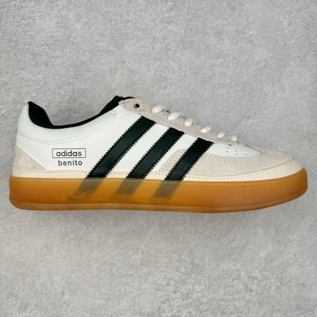 坏痞兔Bad Bunny x AD Gazelle Indoor Trainers \\\”Benito\\\”羚羊内训系列低帮复古百搭休闲运动德训风板鞋“联名白黑浅灰变形鞋头”IF9735 Bad Bunny本人在杂志拍摄时率先上脚带一波节奏，emm，手上拿的杂志封面还是Kylie，看来前女友和布克重新约会，这位哥也还是没放下啊…回到鞋款本身，整体选择了简约的黑白皮革搭配浅灰色长绒麂皮材质，最后以半透明生胶大底收尾，质感在线。不同于以往联名的调色盘操作，Bad Bunny对Gazelle indoor进行了加宽加厚处理，以及鞋头变形的设计，带来全新的歪头面包鞋型Gazelle。此外，鞋款标签直接呈现在后跟处，鞋侧adidas标识下方还加入了\\\”benito\\\”字样，辨识度拉满。尺码：35 36 36⅔ 37⅓ 38 38⅔ 39⅓ 40 40⅔ 41⅓ 42 42⅔ 43⅓ 44 44⅔ 45-选品中心