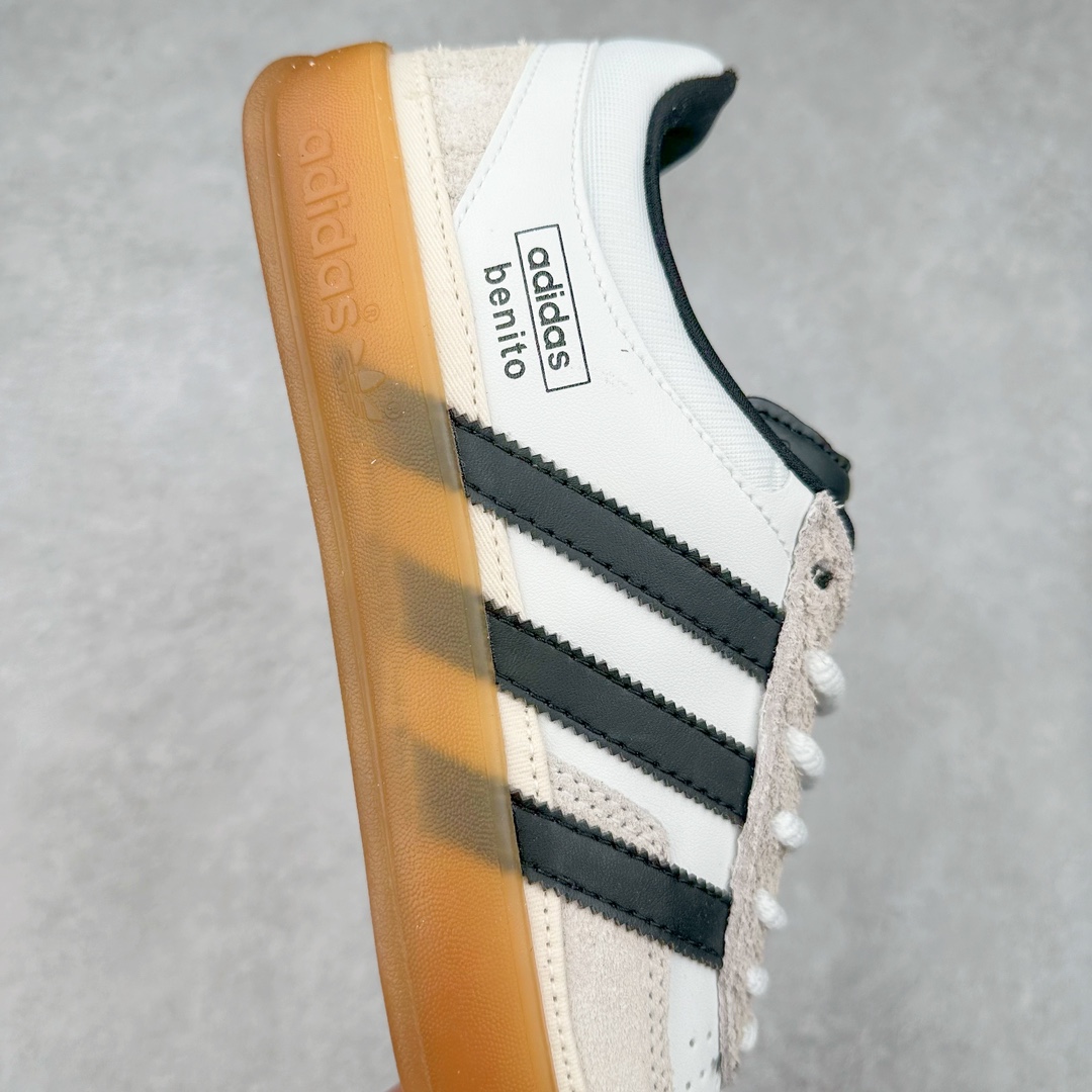 图片[6]-坏痞兔Bad Bunny x AD Gazelle Indoor Trainers \\\”Benito\\\”羚羊内训系列低帮复古百搭休闲运动德训风板鞋“联名白黑浅灰变形鞋头”IF9735 Bad Bunny本人在杂志拍摄时率先上脚带一波节奏，emm，手上拿的杂志封面还是Kylie，看来前女友和布克重新约会，这位哥也还是没放下啊…回到鞋款本身，整体选择了简约的黑白皮革搭配浅灰色长绒麂皮材质，最后以半透明生胶大底收尾，质感在线。不同于以往联名的调色盘操作，Bad Bunny对Gazelle indoor进行了加宽加厚处理，以及鞋头变形的设计，带来全新的歪头面包鞋型Gazelle。此外，鞋款标签直接呈现在后跟处，鞋侧adidas标识下方还加入了\\\”benito\\\”字样，辨识度拉满。尺码：35 36 36⅔ 37⅓ 38 38⅔ 39⅓ 40 40⅔ 41⅓ 42 42⅔ 43⅓ 44 44⅔ 45-选品中心