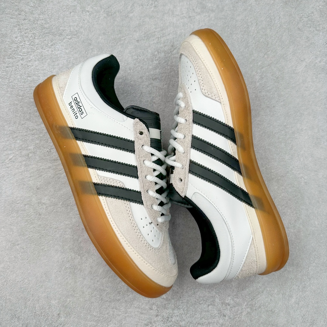 图片[3]-坏痞兔Bad Bunny x AD Gazelle Indoor Trainers \\\”Benito\\\”羚羊内训系列低帮复古百搭休闲运动德训风板鞋“联名白黑浅灰变形鞋头”IF9735 Bad Bunny本人在杂志拍摄时率先上脚带一波节奏，emm，手上拿的杂志封面还是Kylie，看来前女友和布克重新约会，这位哥也还是没放下啊…回到鞋款本身，整体选择了简约的黑白皮革搭配浅灰色长绒麂皮材质，最后以半透明生胶大底收尾，质感在线。不同于以往联名的调色盘操作，Bad Bunny对Gazelle indoor进行了加宽加厚处理，以及鞋头变形的设计，带来全新的歪头面包鞋型Gazelle。此外，鞋款标签直接呈现在后跟处，鞋侧adidas标识下方还加入了\\\”benito\\\”字样，辨识度拉满。尺码：35 36 36⅔ 37⅓ 38 38⅔ 39⅓ 40 40⅔ 41⅓ 42 42⅔ 43⅓ 44 44⅔ 45-选品中心