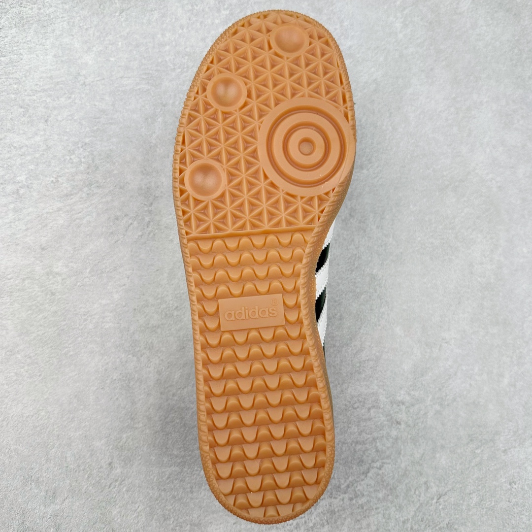 图片[9]-坏痞兔Bad Bunny x AD Gazelle Indoor Trainers \\\”Benito\\\”羚羊内训系列低帮复古百搭休闲运动德训风板鞋“联名白黑浅灰变形鞋头”IF9735 Bad Bunny本人在杂志拍摄时率先上脚带一波节奏，emm，手上拿的杂志封面还是Kylie，看来前女友和布克重新约会，这位哥也还是没放下啊…回到鞋款本身，整体选择了简约的黑白皮革搭配浅灰色长绒麂皮材质，最后以半透明生胶大底收尾，质感在线。不同于以往联名的调色盘操作，Bad Bunny对Gazelle indoor进行了加宽加厚处理，以及鞋头变形的设计，带来全新的歪头面包鞋型Gazelle。此外，鞋款标签直接呈现在后跟处，鞋侧adidas标识下方还加入了\\\”benito\\\”字样，辨识度拉满。尺码：35 36 36⅔ 37⅓ 38 38⅔ 39⅓ 40 40⅔ 41⅓ 42 42⅔ 43⅓ 44 44⅔ 45-选品中心