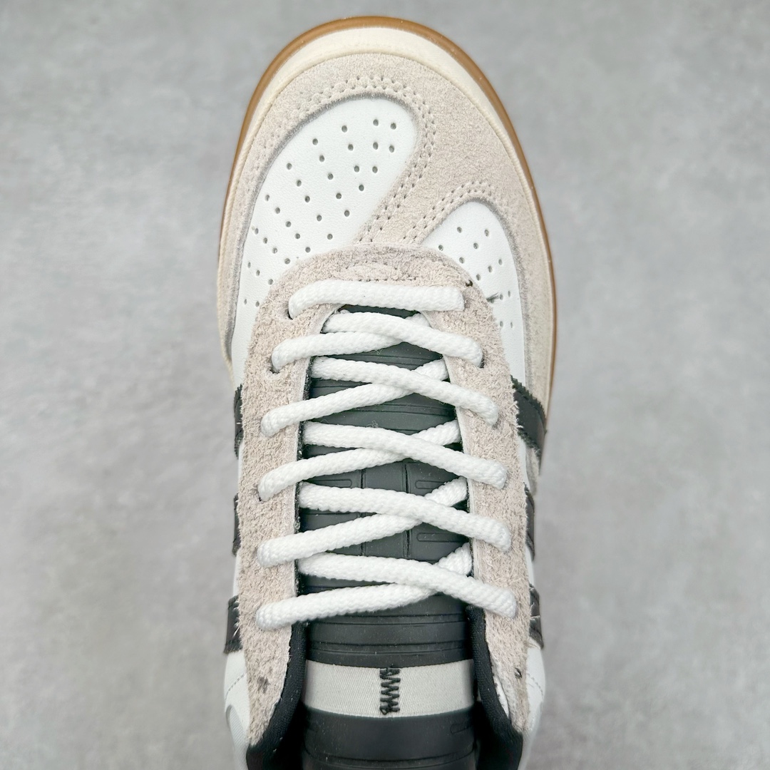 图片[4]-坏痞兔Bad Bunny x AD Gazelle Indoor Trainers \\\”Benito\\\”羚羊内训系列低帮复古百搭休闲运动德训风板鞋“联名白黑浅灰变形鞋头”IF9735 Bad Bunny本人在杂志拍摄时率先上脚带一波节奏，emm，手上拿的杂志封面还是Kylie，看来前女友和布克重新约会，这位哥也还是没放下啊…回到鞋款本身，整体选择了简约的黑白皮革搭配浅灰色长绒麂皮材质，最后以半透明生胶大底收尾，质感在线。不同于以往联名的调色盘操作，Bad Bunny对Gazelle indoor进行了加宽加厚处理，以及鞋头变形的设计，带来全新的歪头面包鞋型Gazelle。此外，鞋款标签直接呈现在后跟处，鞋侧adidas标识下方还加入了\\\”benito\\\”字样，辨识度拉满。尺码：35 36 36⅔ 37⅓ 38 38⅔ 39⅓ 40 40⅔ 41⅓ 42 42⅔ 43⅓ 44 44⅔ 45-选品中心