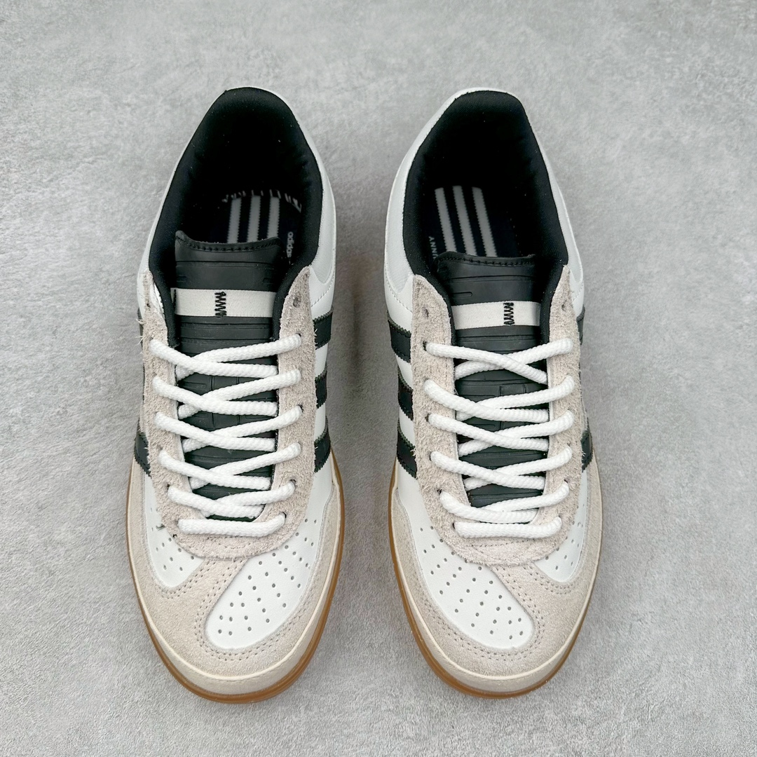 图片[2]-坏痞兔Bad Bunny x AD Gazelle Indoor Trainers \\\”Benito\\\”羚羊内训系列低帮复古百搭休闲运动德训风板鞋“联名白黑浅灰变形鞋头”IF9735 Bad Bunny本人在杂志拍摄时率先上脚带一波节奏，emm，手上拿的杂志封面还是Kylie，看来前女友和布克重新约会，这位哥也还是没放下啊…回到鞋款本身，整体选择了简约的黑白皮革搭配浅灰色长绒麂皮材质，最后以半透明生胶大底收尾，质感在线。不同于以往联名的调色盘操作，Bad Bunny对Gazelle indoor进行了加宽加厚处理，以及鞋头变形的设计，带来全新的歪头面包鞋型Gazelle。此外，鞋款标签直接呈现在后跟处，鞋侧adidas标识下方还加入了\\\”benito\\\”字样，辨识度拉满。尺码：35 36 36⅔ 37⅓ 38 38⅔ 39⅓ 40 40⅔ 41⅓ 42 42⅔ 43⅓ 44 44⅔ 45-选品中心